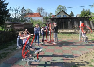 Nové multifunkční Oranžové hřiště pro děti v kombinaci s venkovním fitness pro všechny věkové kategorie mají od 30. dubna v Červeném Újezdu u Miličína.  