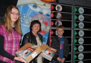 Vítězky tipovací otázky Jana Mačudová z Ratiškovic u Hodonína a Iva Freitingerová z Boskovic přebírají cenu v Infocentru elektrárny Dukovany