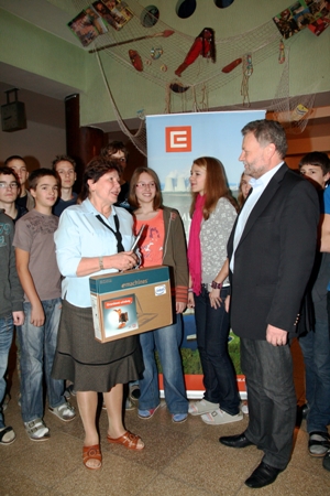 Ředitelka ZŠ Malá Strana v Týně Zdeňka Meškánová převzala notebook od zástupce ředitele elektrárny Temelín Antonína Ješátka