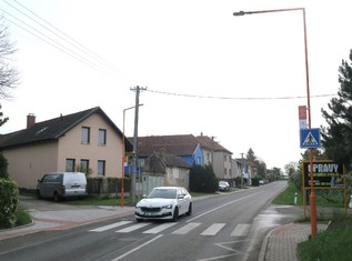 Oranžový přechod č. 3 na výjezdu z Čečelic směrem k D10.