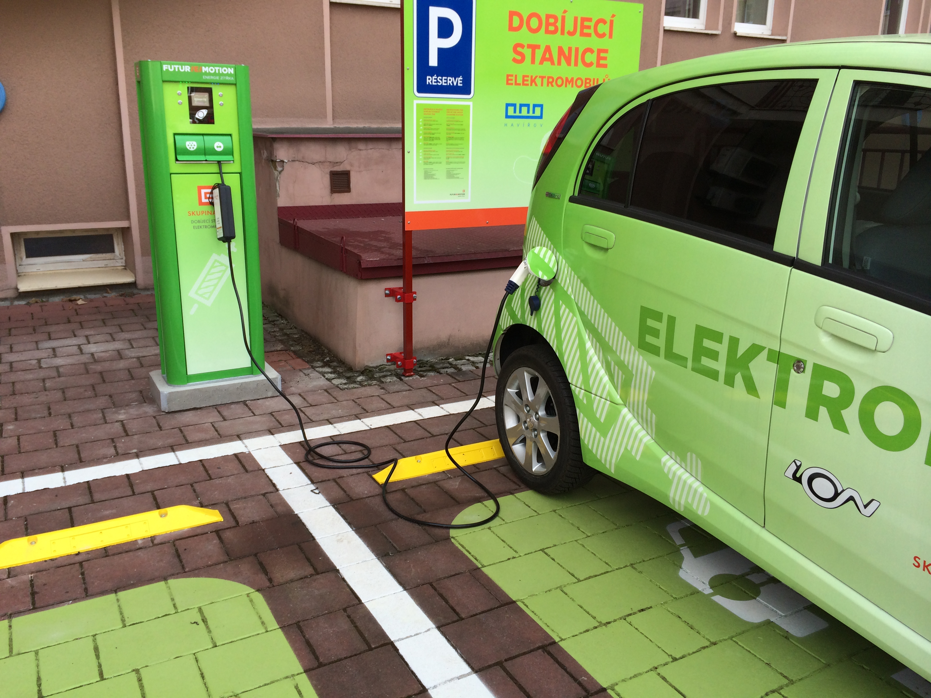 A ČEZ első elektromobil töltőállomása<br>(forrás: ČEZ)