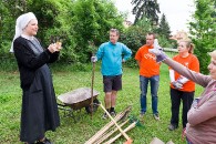 Medium: /edee/content/img/odpovedna-firma/pomahame/fotogalerie-cas-pro-dobrou-vec/medium/sestra-alzbeta-rozdeluje-ukoly.jpg