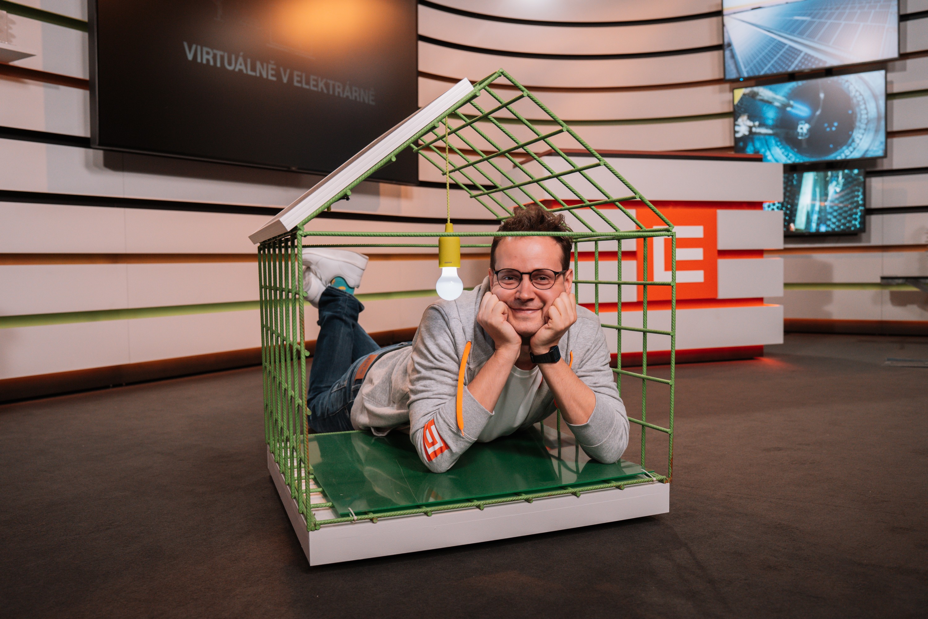 Postupně se seznámíte s celým příběhem elektrické energie...