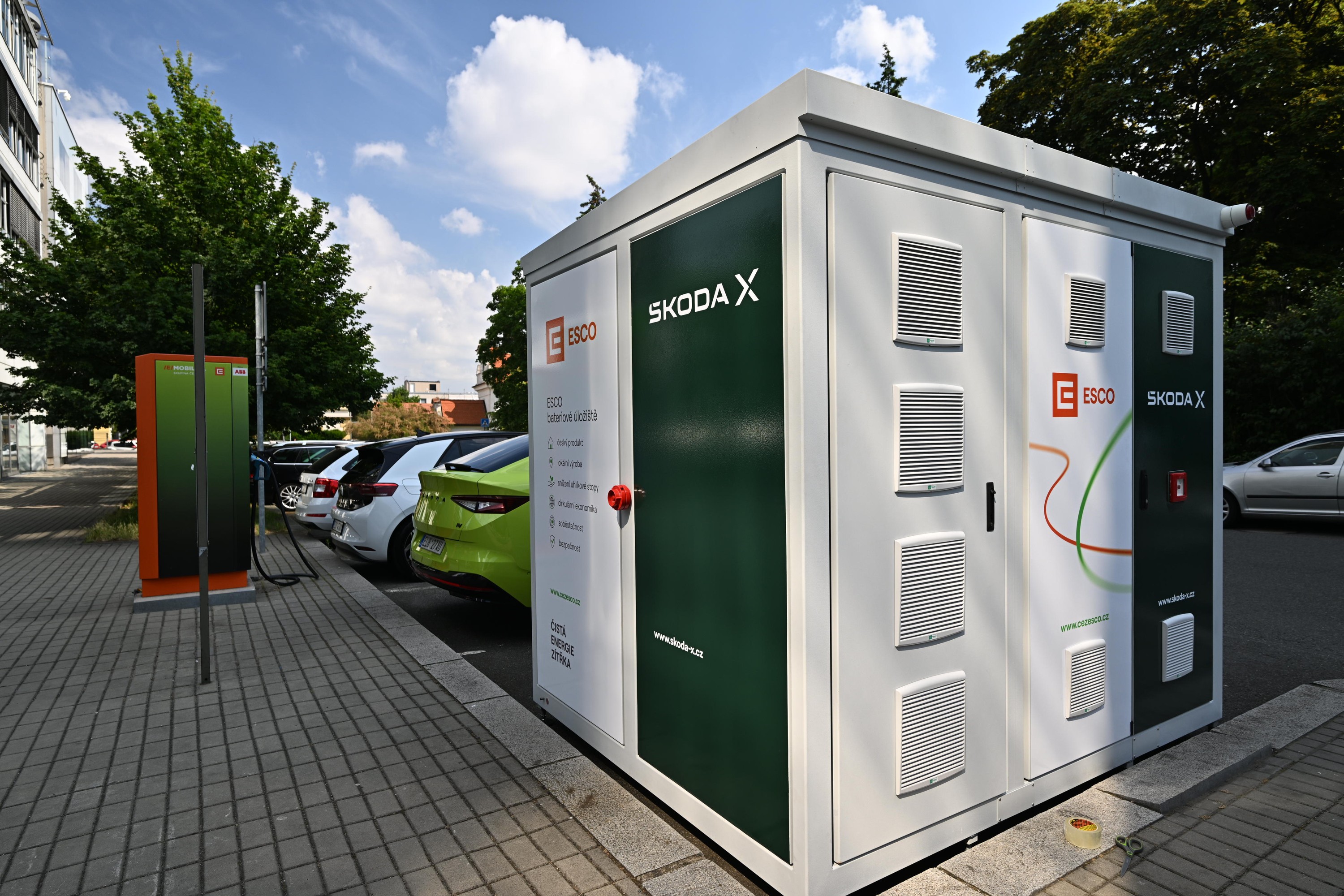 ŠKODA AUTO and ČEZ launch cooperation to decarbonise the energy sector and transport. They will test smart charging management systems and join forces to recycle batteries