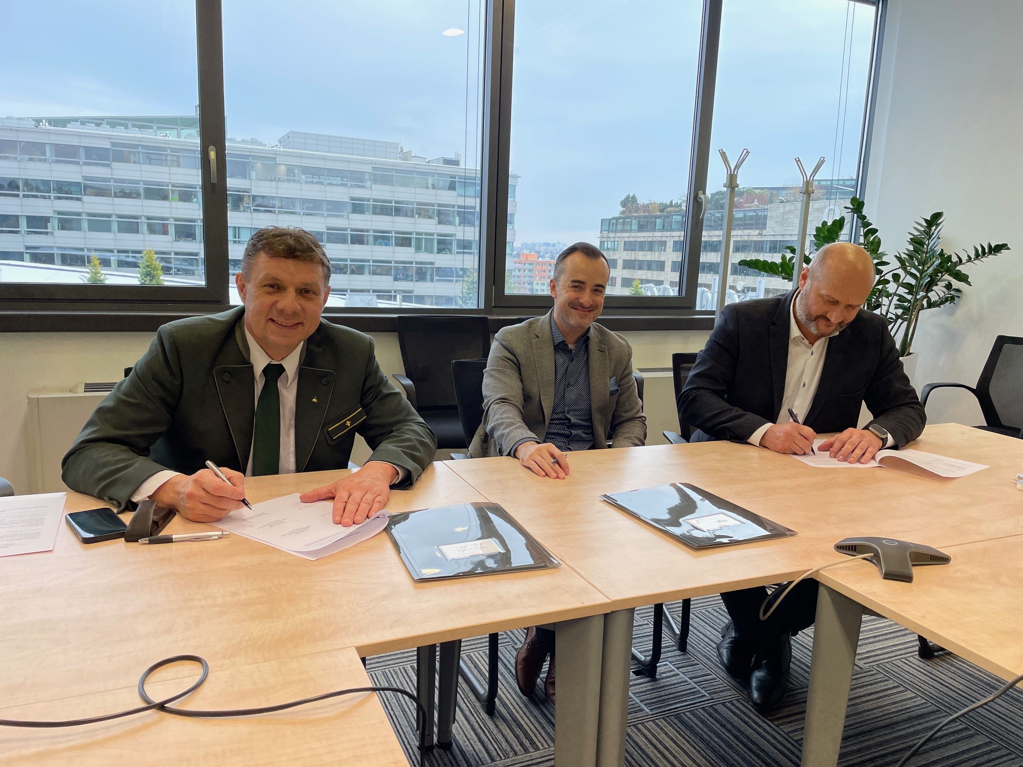 podpis-memoranda-s-vls-zleva-reditel-roman-vohradsky-clenove-predstavenstva-cez-distribuce-martin-molinger-a-radim-cerny2-20231205-113129.jpg