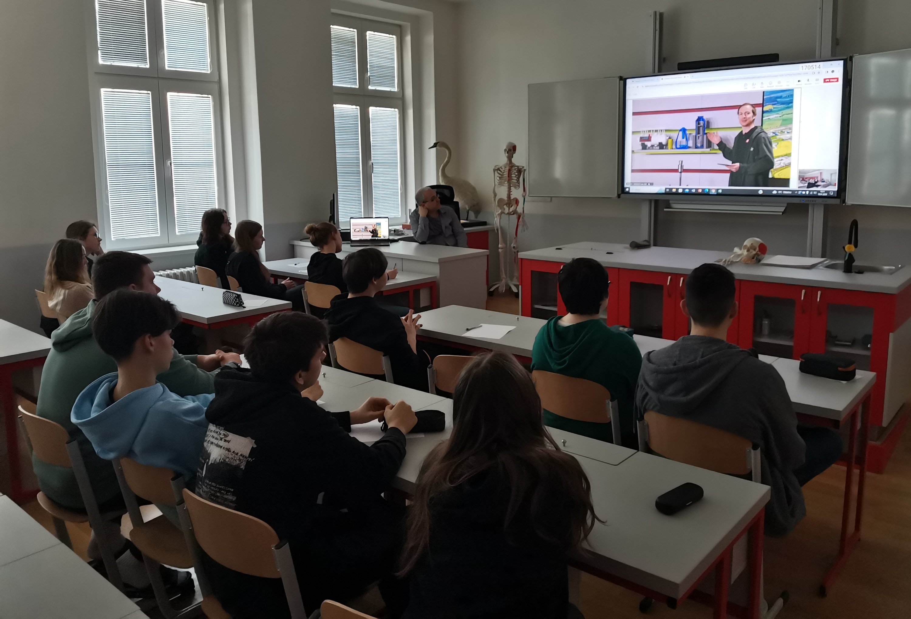 Stačí mít ve třídě připojení k internetu, počítač a ideálně dataprojektor.