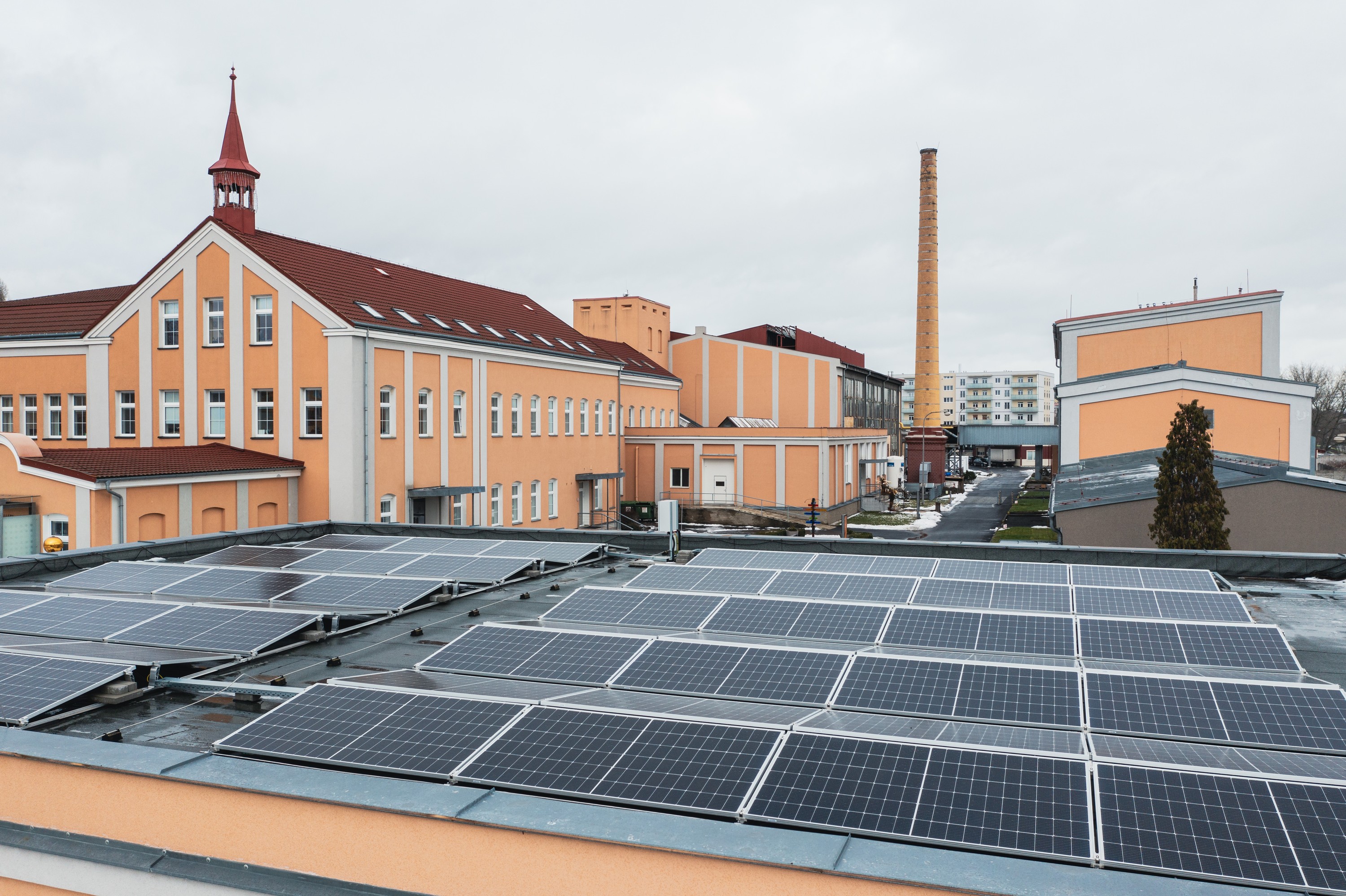 Baterie z českých elektroaut nacházejí uplatnění: Přes 60 % spotřeby elektřiny pokryje sklárna Moser z fotovoltaiky s baterií od ČEZ ESCO