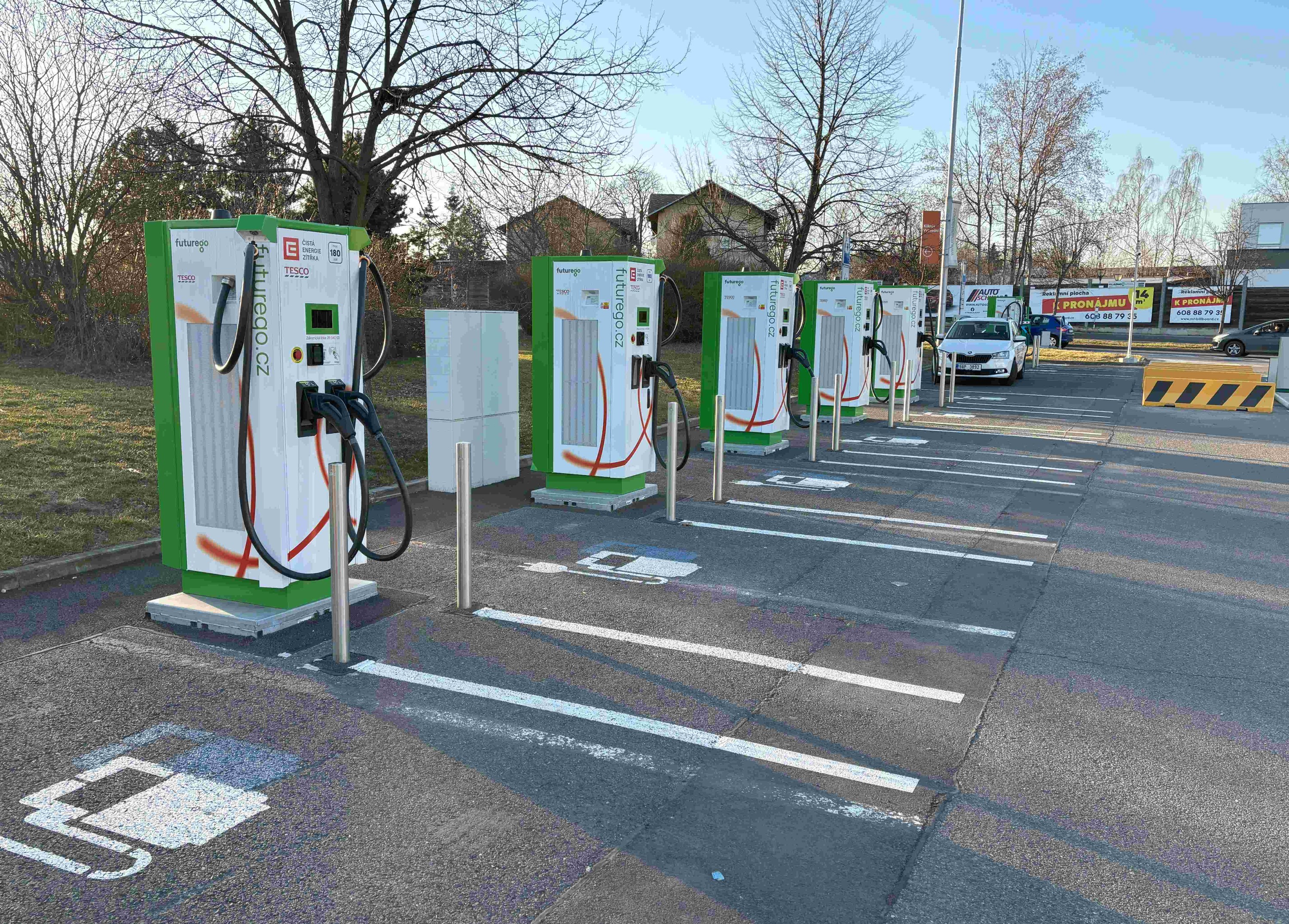 E-řidiči načerpali vloni u stojanů ČEZ ve Středočeském kraji o 66 procent bezemisní energie více, napříč krajem jim je k dispozici 192 stojanů     