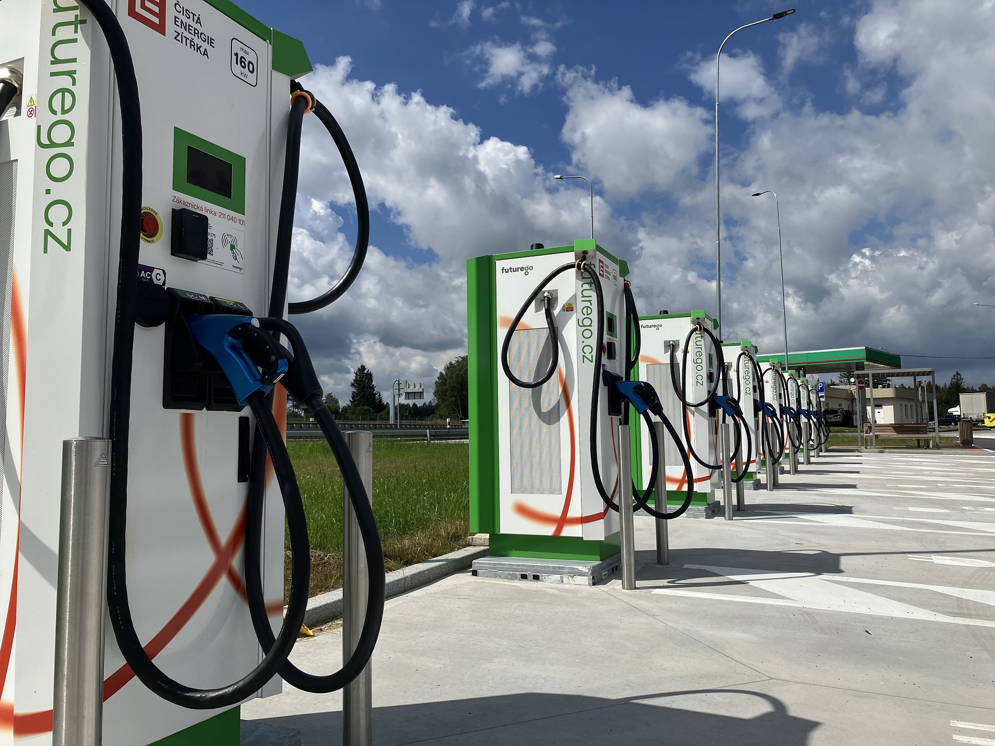 Nárůst počtu dobíjení přes 50 %. Elektromobilisté za první pololetí zastavili v síti ČEZ 270 000krát