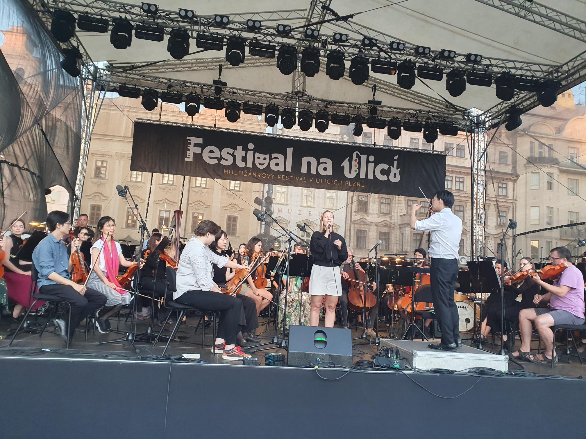 Oranžové kolo na plzeňském Festivalu na ulici
