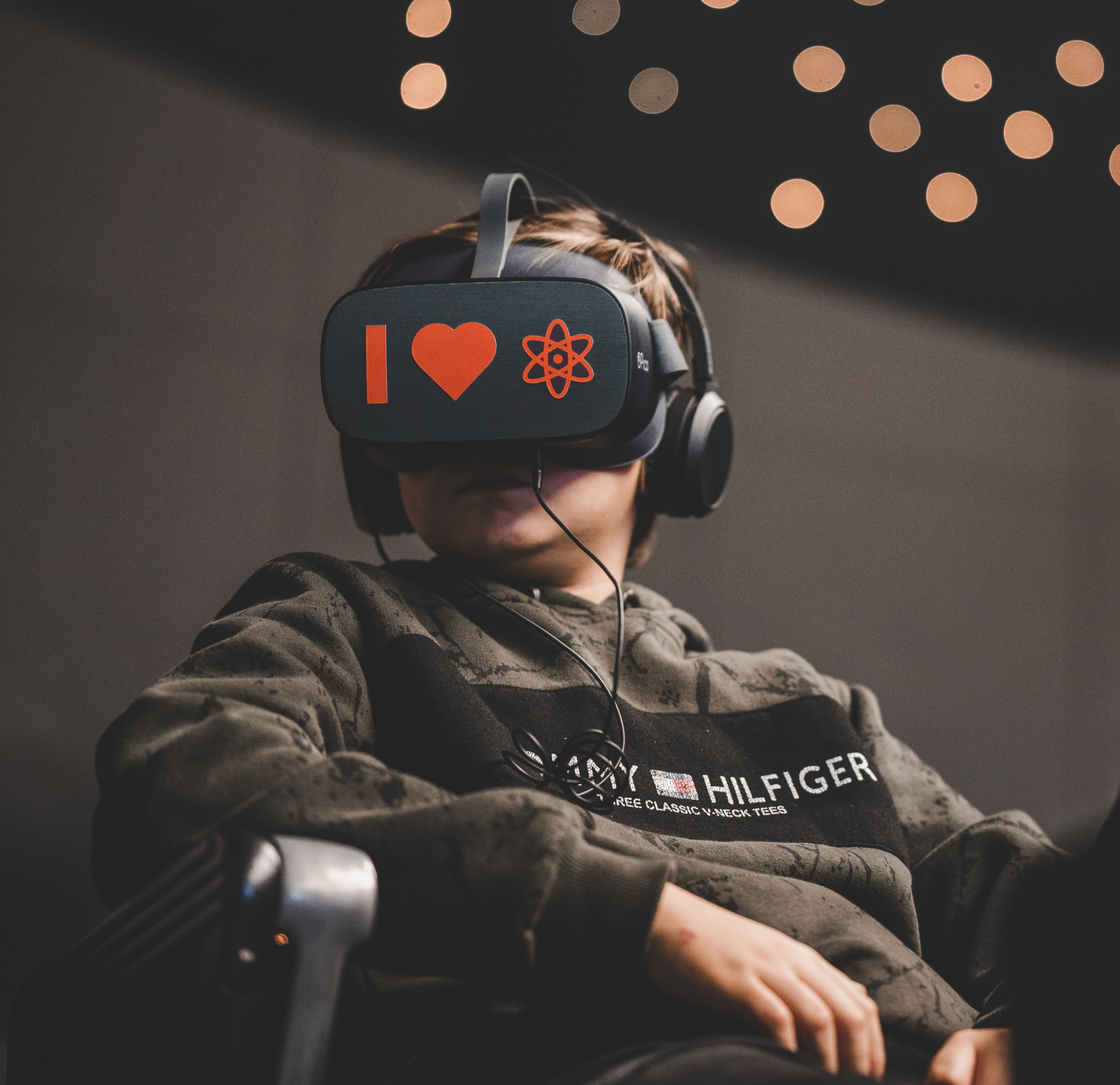 do-nejzajimavejsich-a-nestrezenejsich-mist-temelinske-elektrarny-se-prostrednictvim-virtualnich-bryli-mohou-podivat-navstevnici-temelinskeho-infocentra.jpg