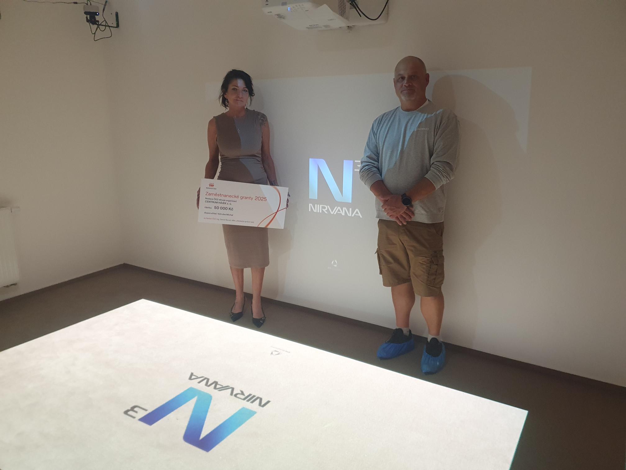 Symbolický šek předal ředitelce Centra Hájek Lence Šikové Michal Votruba z ČEZ Distribuce