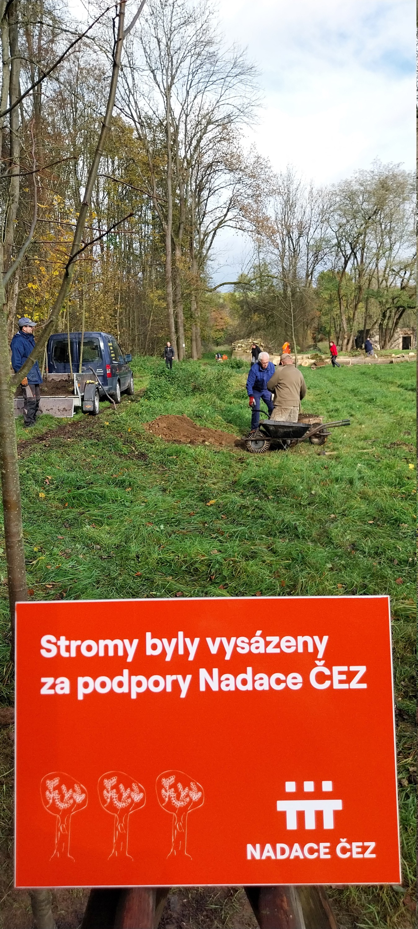 Sázení lipové aleje v dětském letním táboře poblíž Smědčic