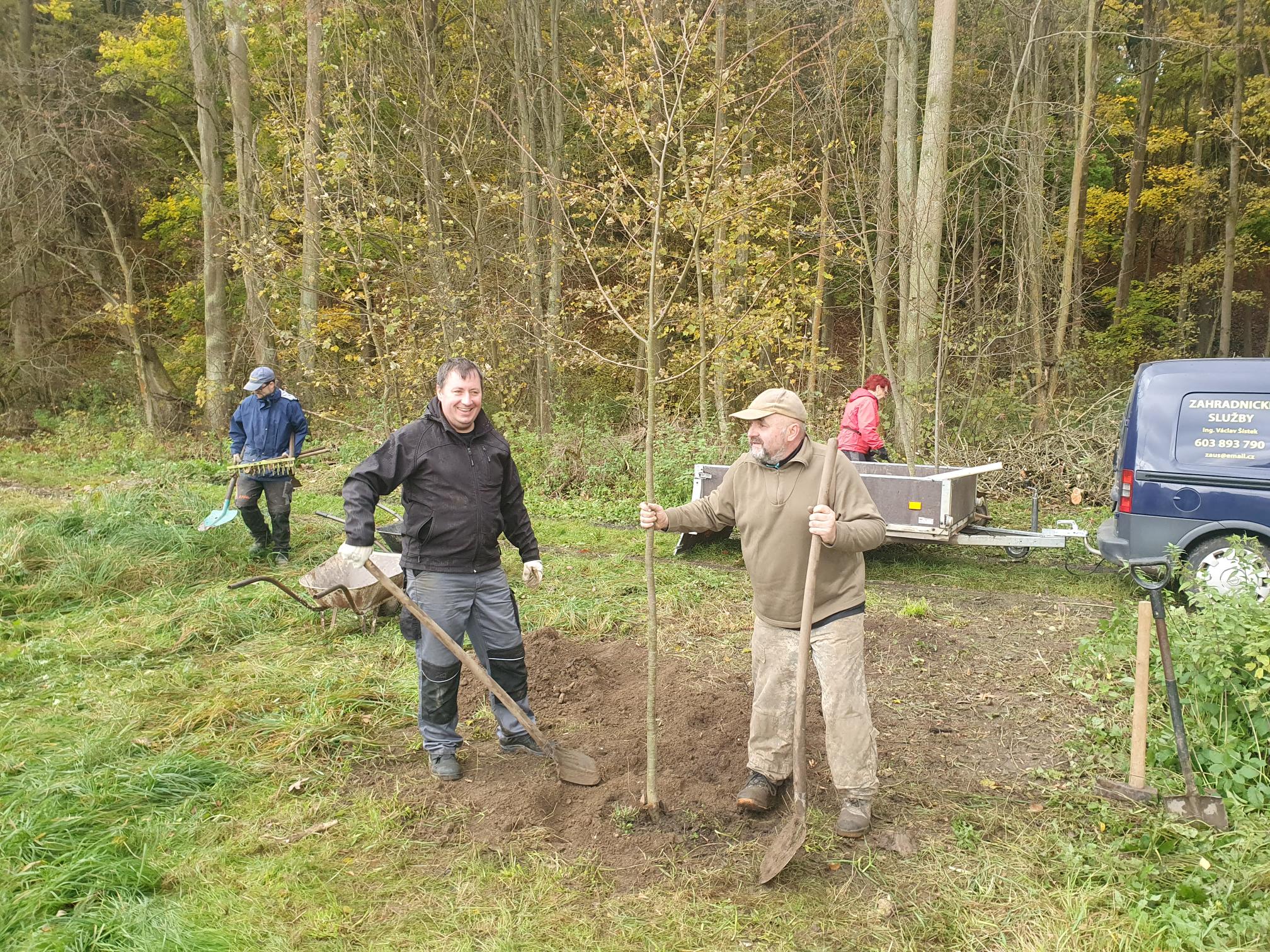 Sázení lipové aleje v dětském letním táboře poblíž Smědčic