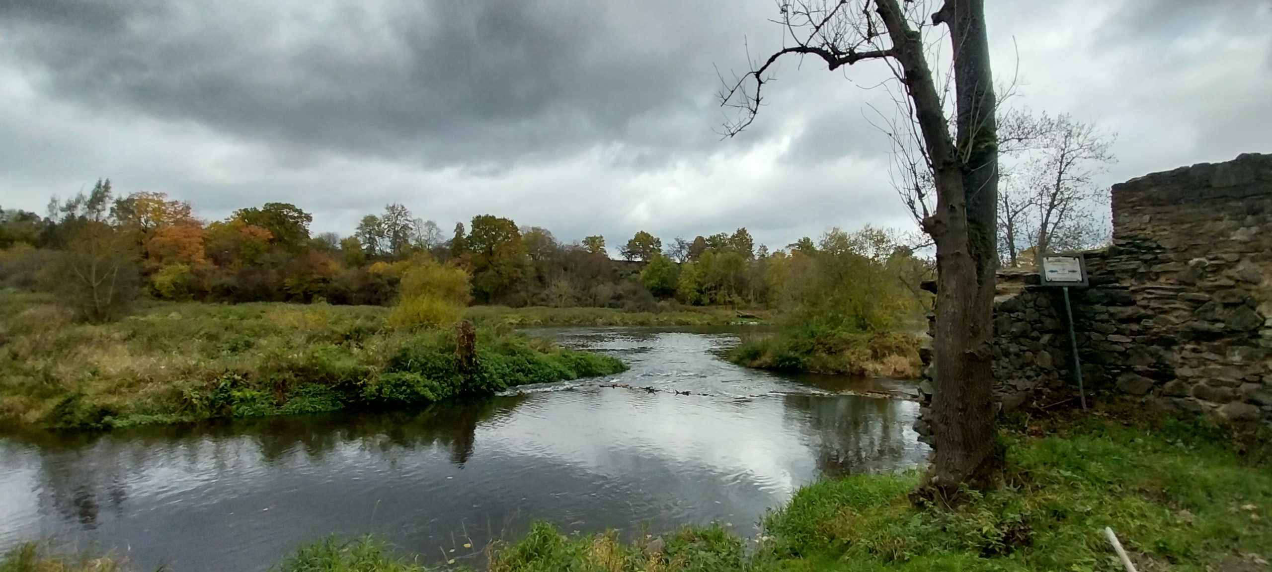 Řeka Berounka se Spáleným mlýnem u letního tábora poblíž Smědčic