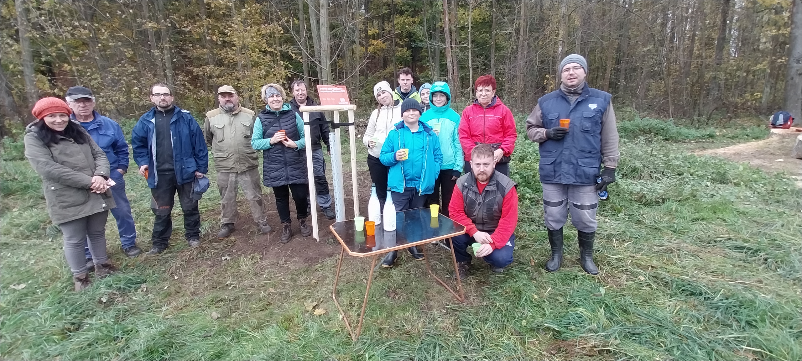 Sázení lipové aleje v dětském letním táboře poblíž Smědčic