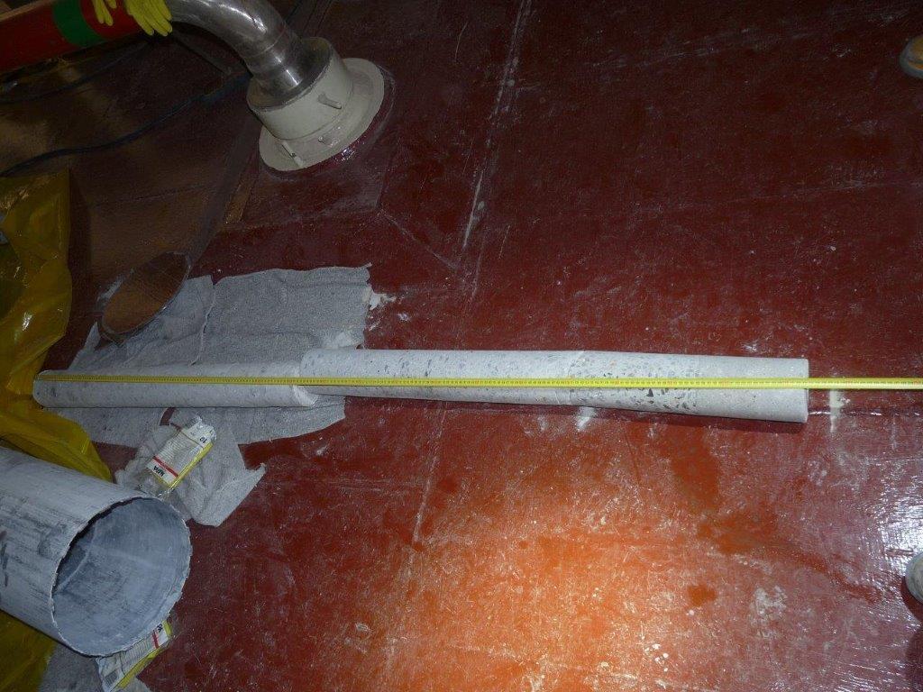 casti-vyvrtaneho-materialu-ze-steny-hermetickeho-boxu.jpg