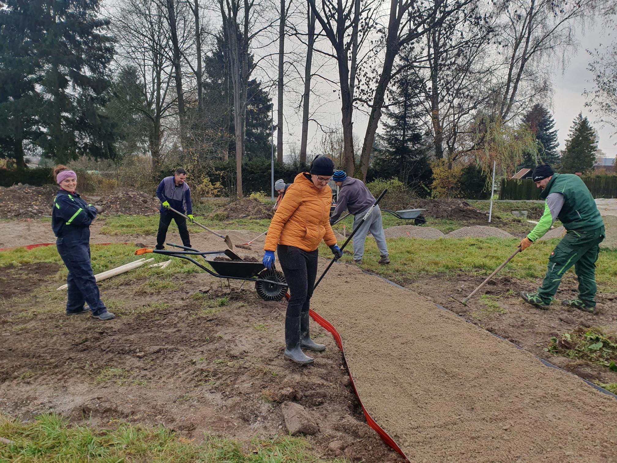 Výsadba stromů a úprava nevyužívaného pozemku v Hroznětíně