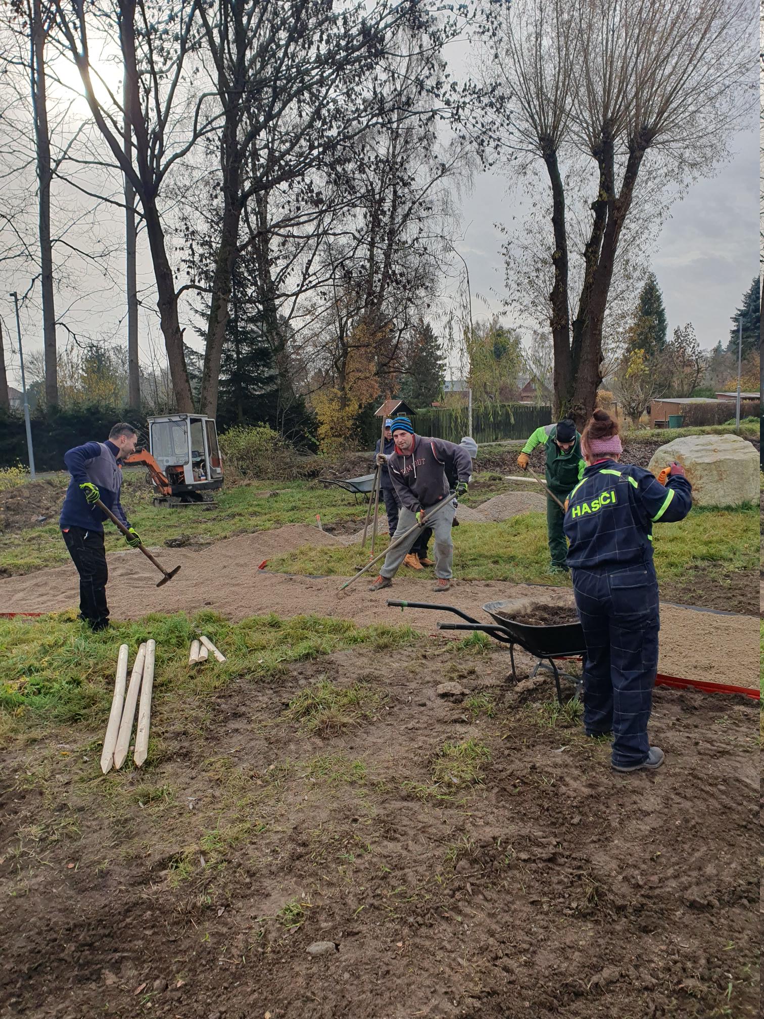 Výsadba stromů a úprava nevyužívaného pozemku v Hroznětíně
