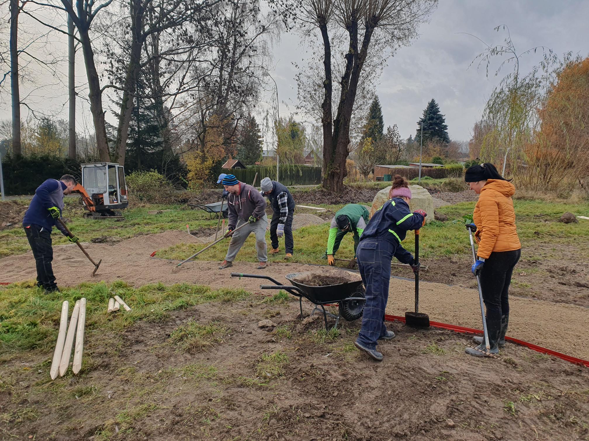 Výsadba stromů a úprava nevyužívaného pozemku v Hroznětíně