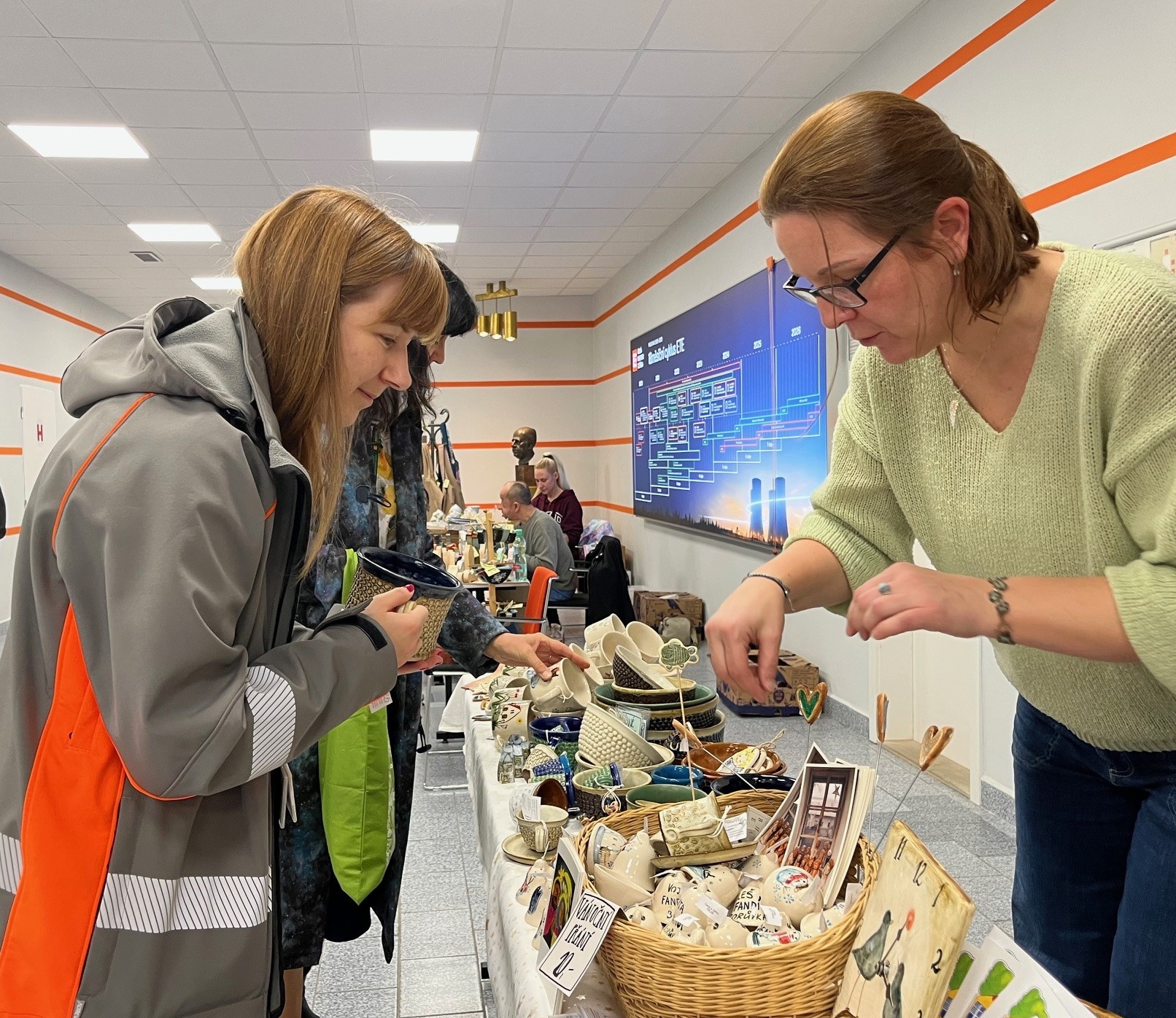 charitativni-vanocni-trhy-se-konaly-v-jaderne-elektrarne-temelin.-zamestnancum-sve-vyrobky-predstavily-chranene-dilny-rolnicka-ze-sobeslavi-a-nazaret-z-borovan.jpg