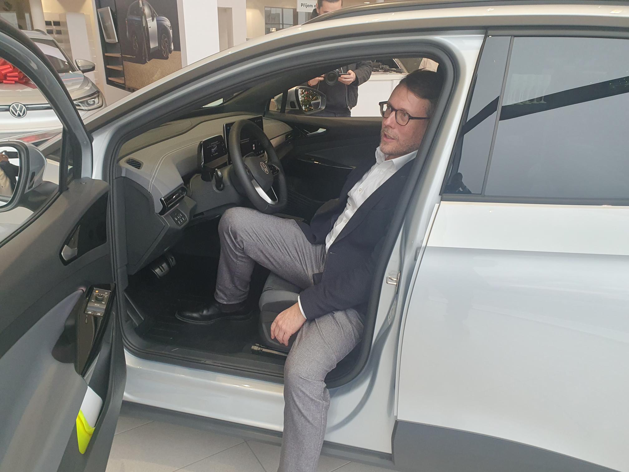 jakub-bosak-pri-prevzeti-27-elektromobilu-v-plzni-inetrier-vozu.jpg