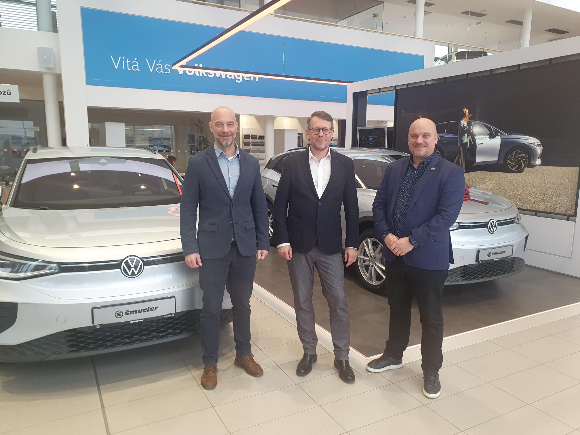 Zleva Jakub Šebesta, vedoucí divize osobních vozidel VW, Jakub Bosák (ČEZ) a Miroslav Bláha (Autocentrum Jan Šmucler)