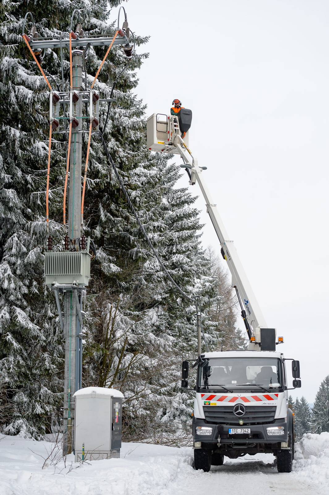 poruchova-ceta-s-pomoci-kabiny-na-vysuvnem-rameni-opravuje-nasledky-poruch-pri-snehovych-polomech-moravskoslezsky-kraj-20251223-082446.jpg