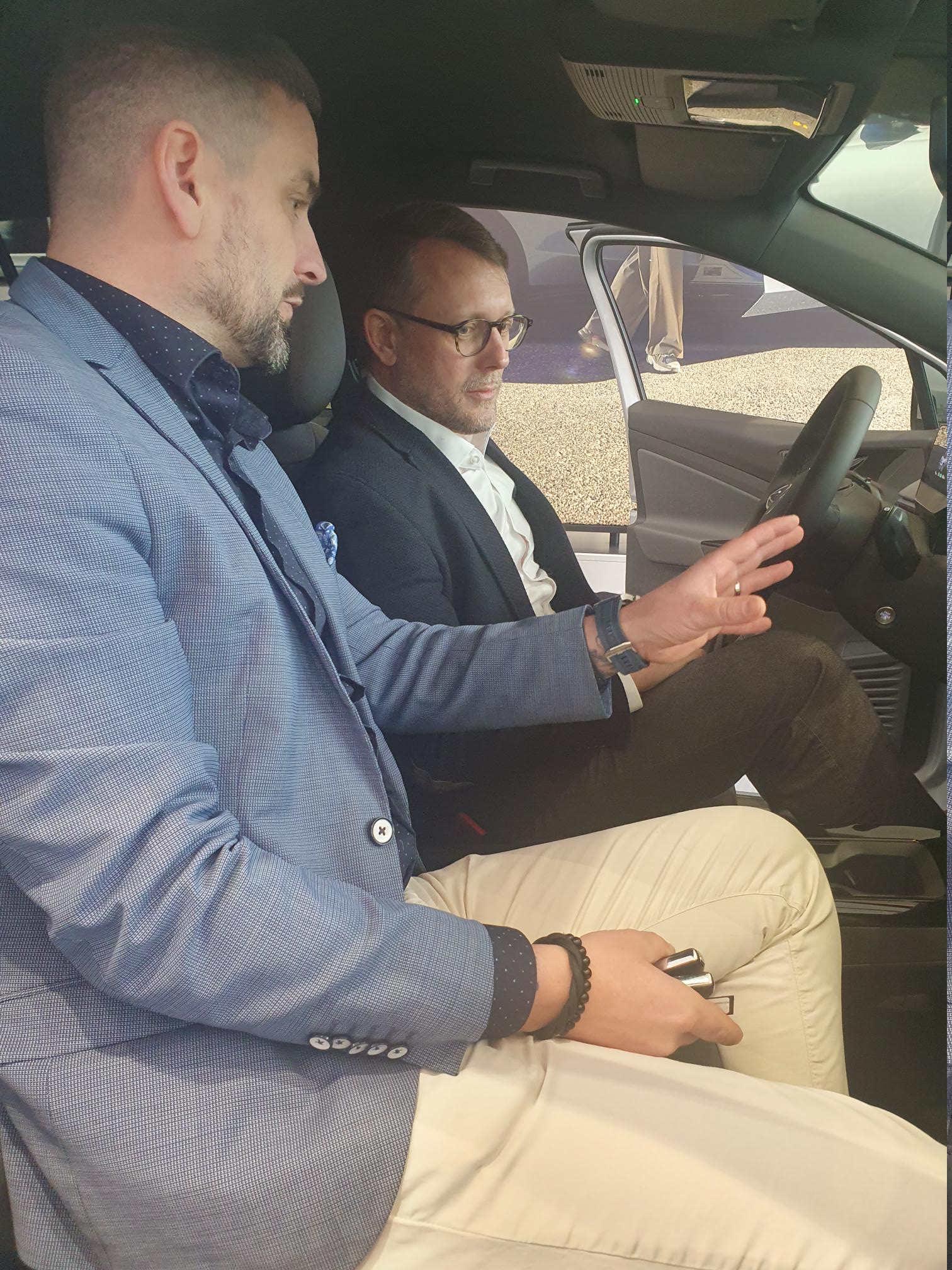 Tomáš Kaufner, vedoucí prodeje nových vozů VW (vlevo) a Jakub Bosák