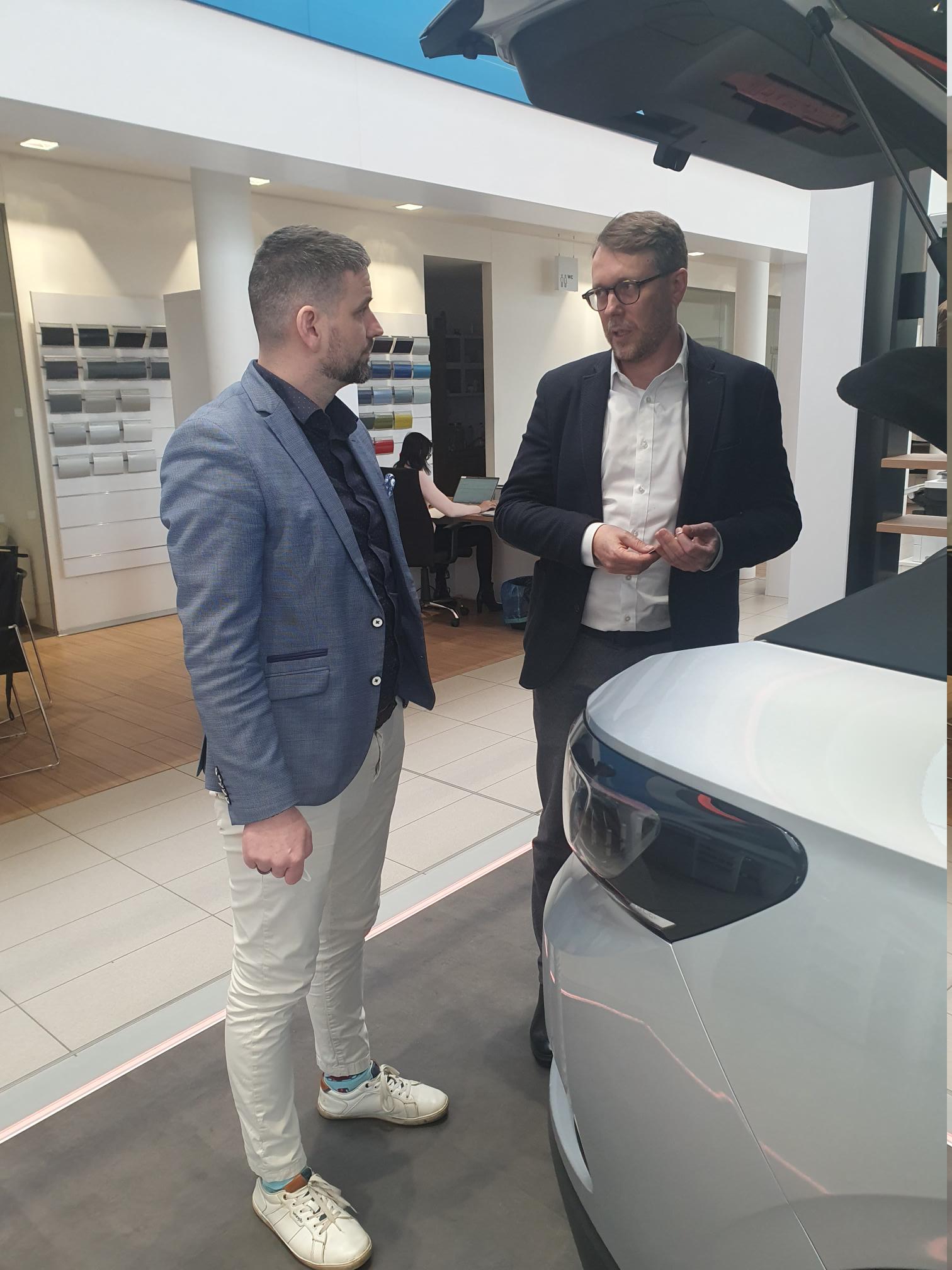 Tomáš Kaufner, vedoucí prodeje nových vozů VW (vlevo) a Jakub Bosák