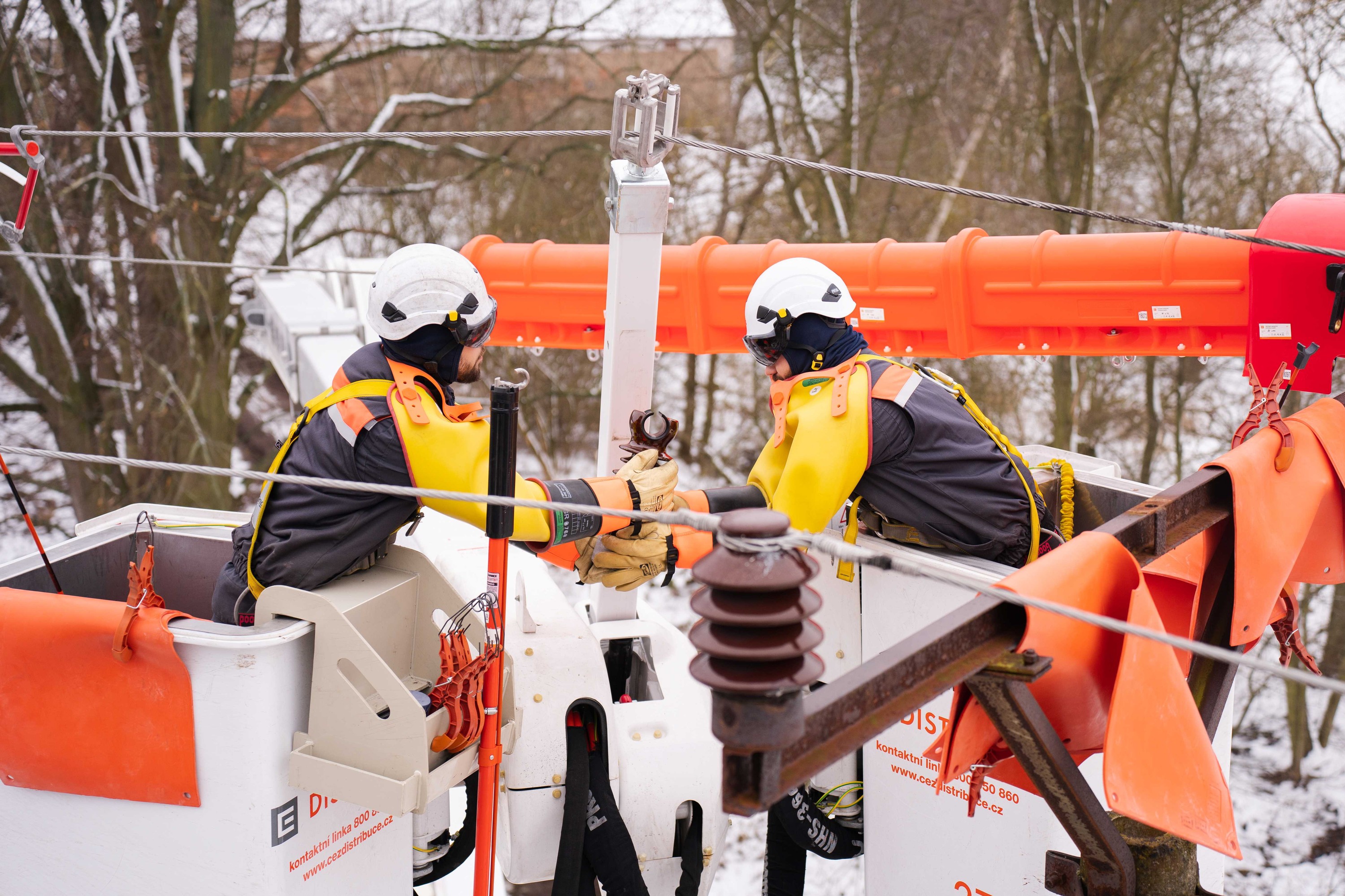 vymena-praskleho-izolatoru-metodou-prace-pod-napetim-cez-distribuce-20251212-110755.jpg