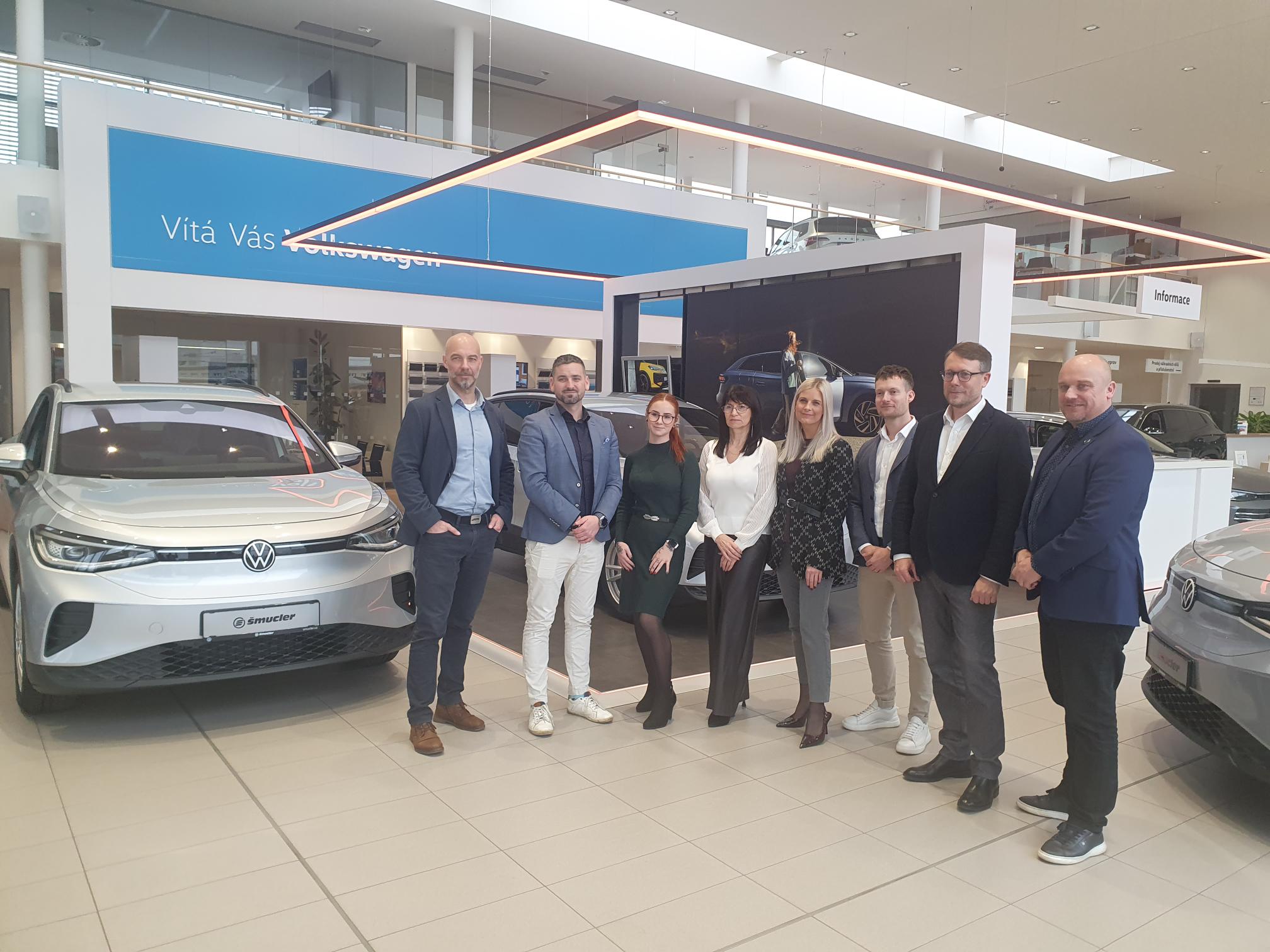 zleva-miroslav-blaha-a-jakub-bosak-s-tymem-autocentrum-jan-smucler-a-vw-pri-prevzeti-elektromobilu-v-plzni-20251216-130712.jpg