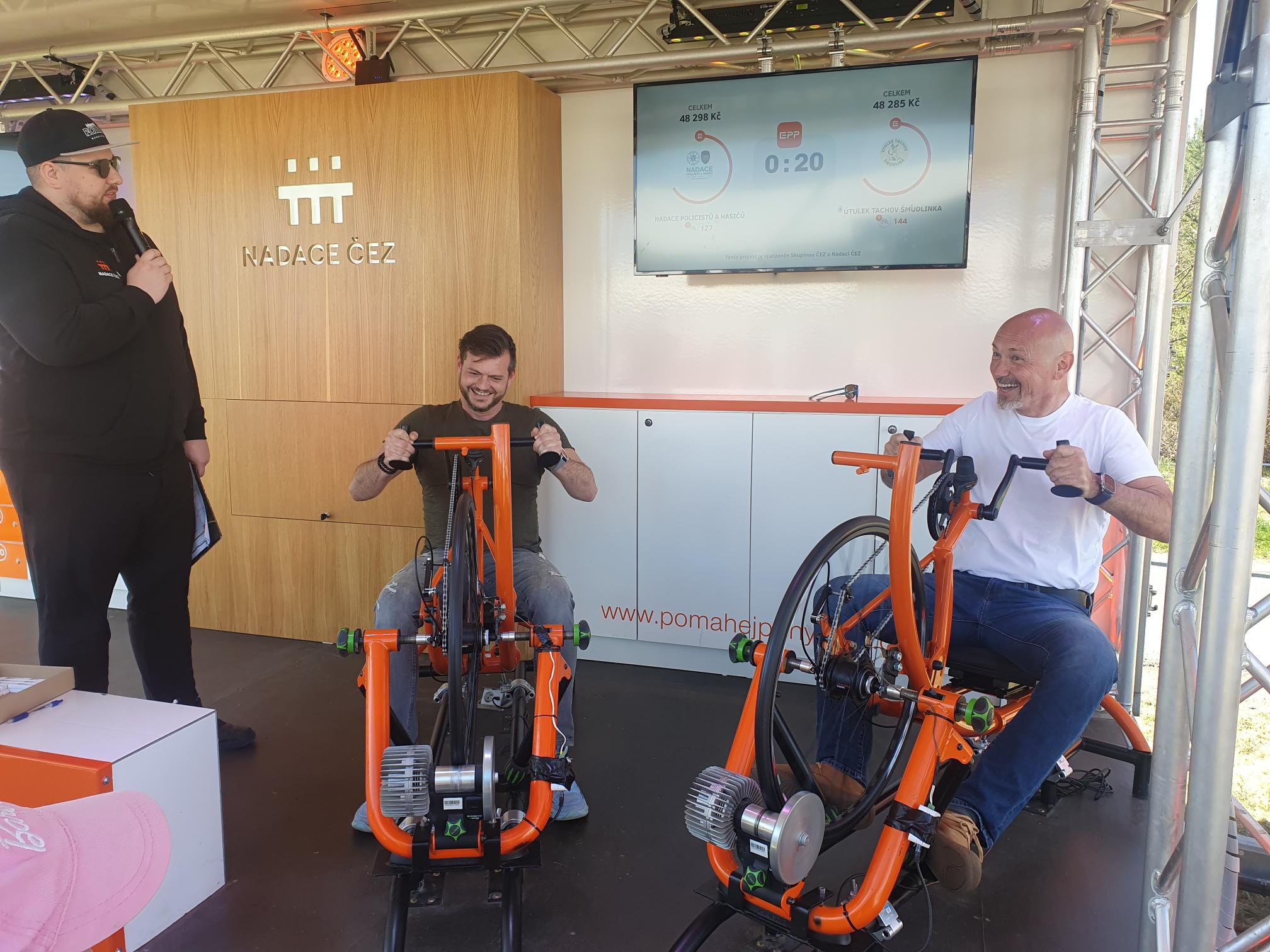 Josef Ton (vlevo) z útulku U Šmudliny a Vlastimil Kašpar, ředitel Nadace policistů a hasičů