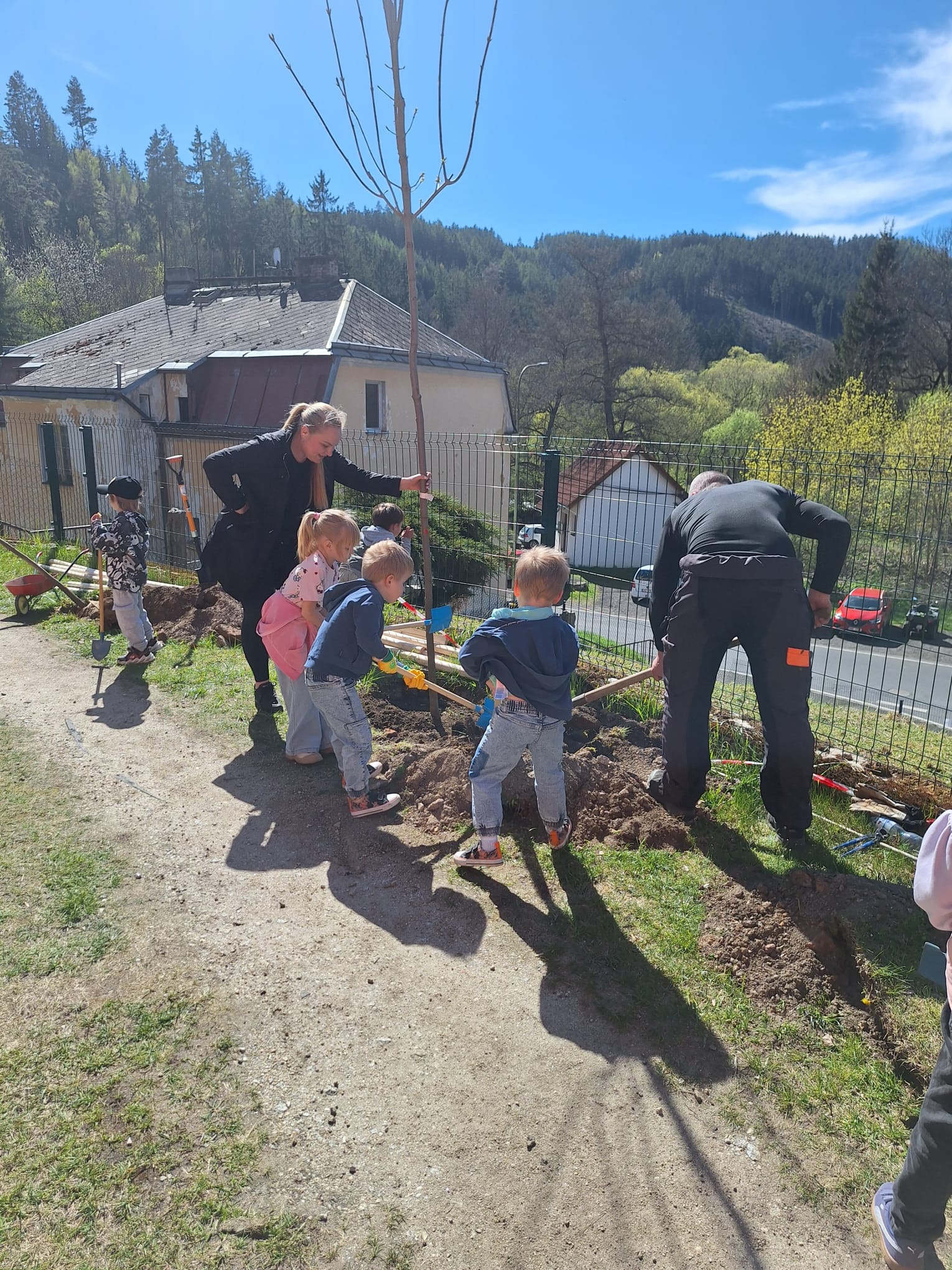 Výsadba stromů v Březové/Karlovy Vary