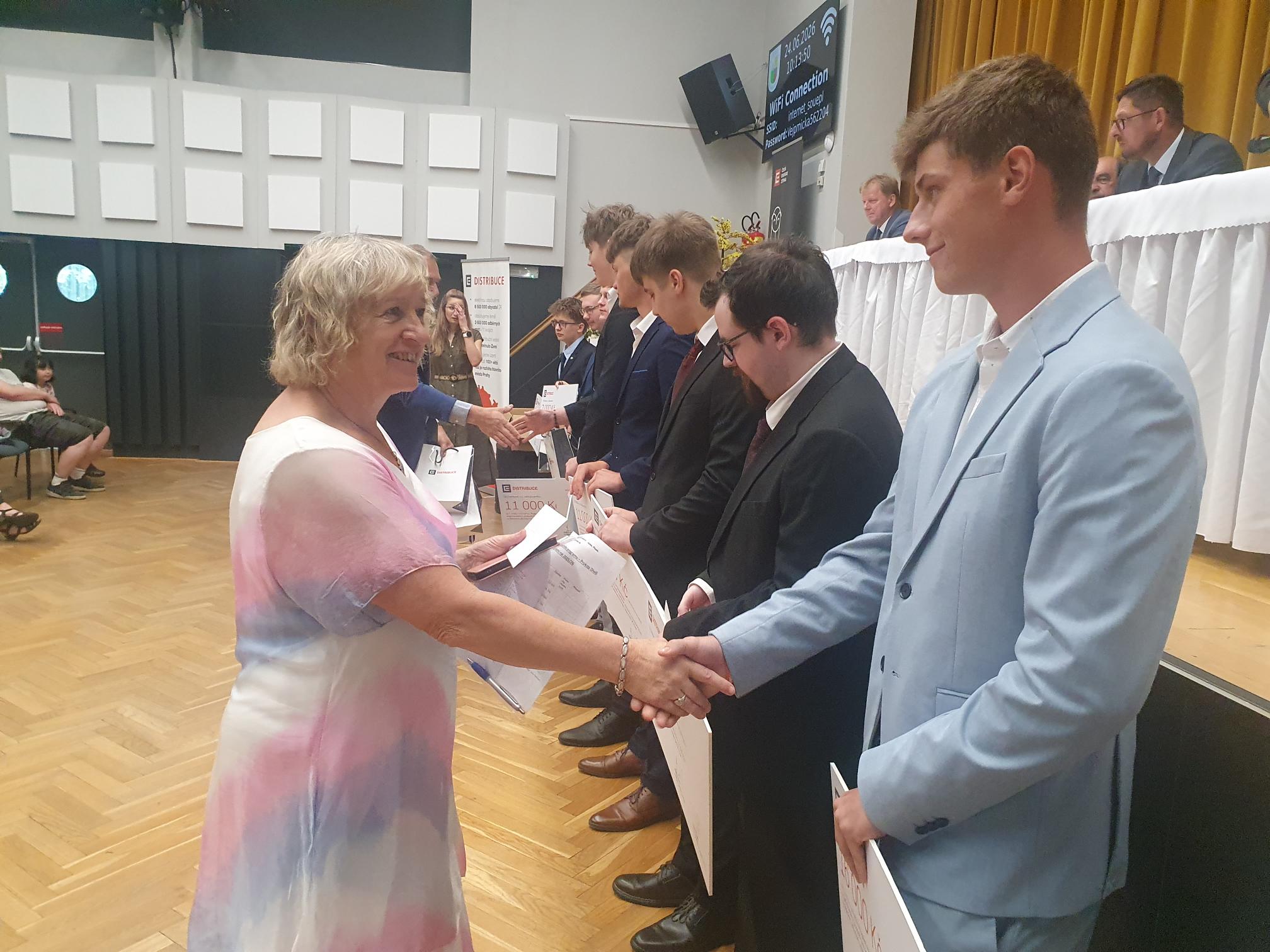 Jana Hošková, zástupkyně ředitele pro teoretické vyučování SOUE Plzeň gratuluje oceněným studentům