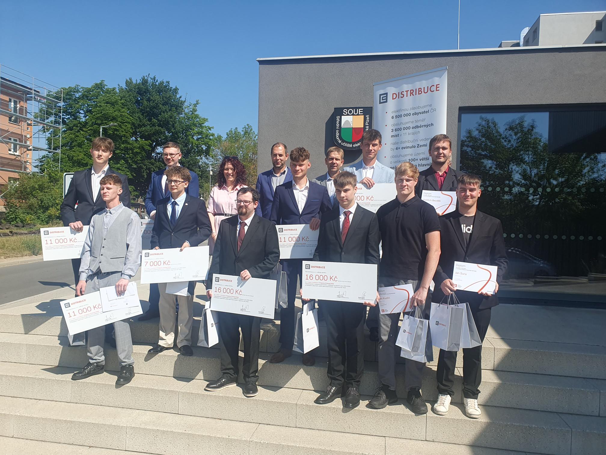 Ocenění studenti SOUE Plzeň a zástupci ČEZ DIstribuce i vedení školy, červen 2026