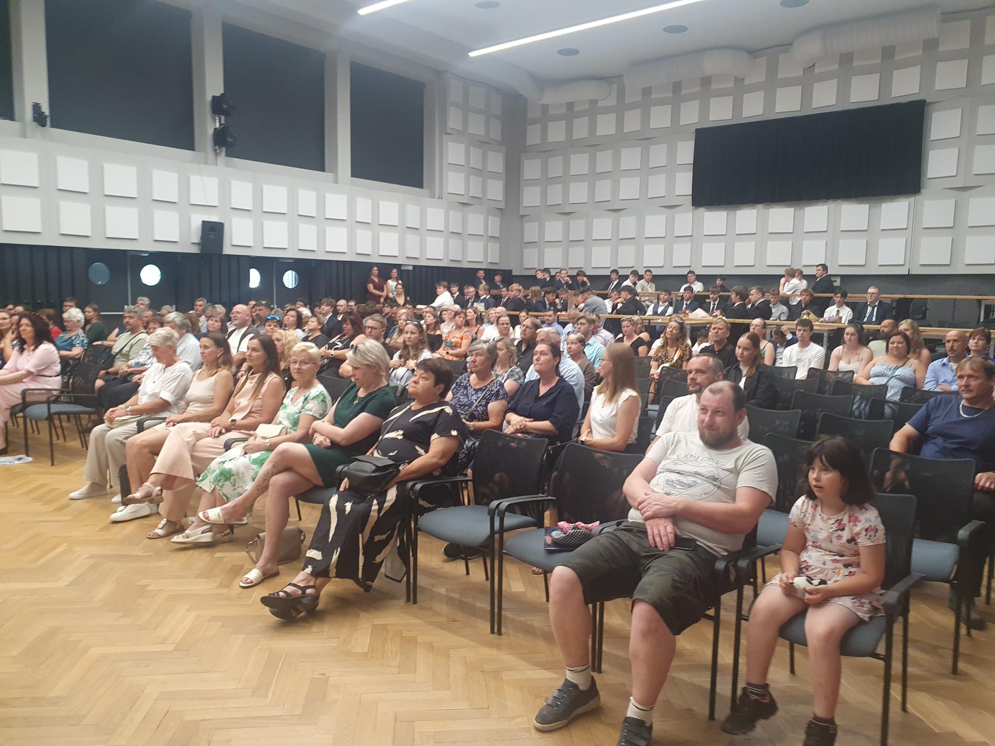 Zaplněný sál SOUE Plzeň