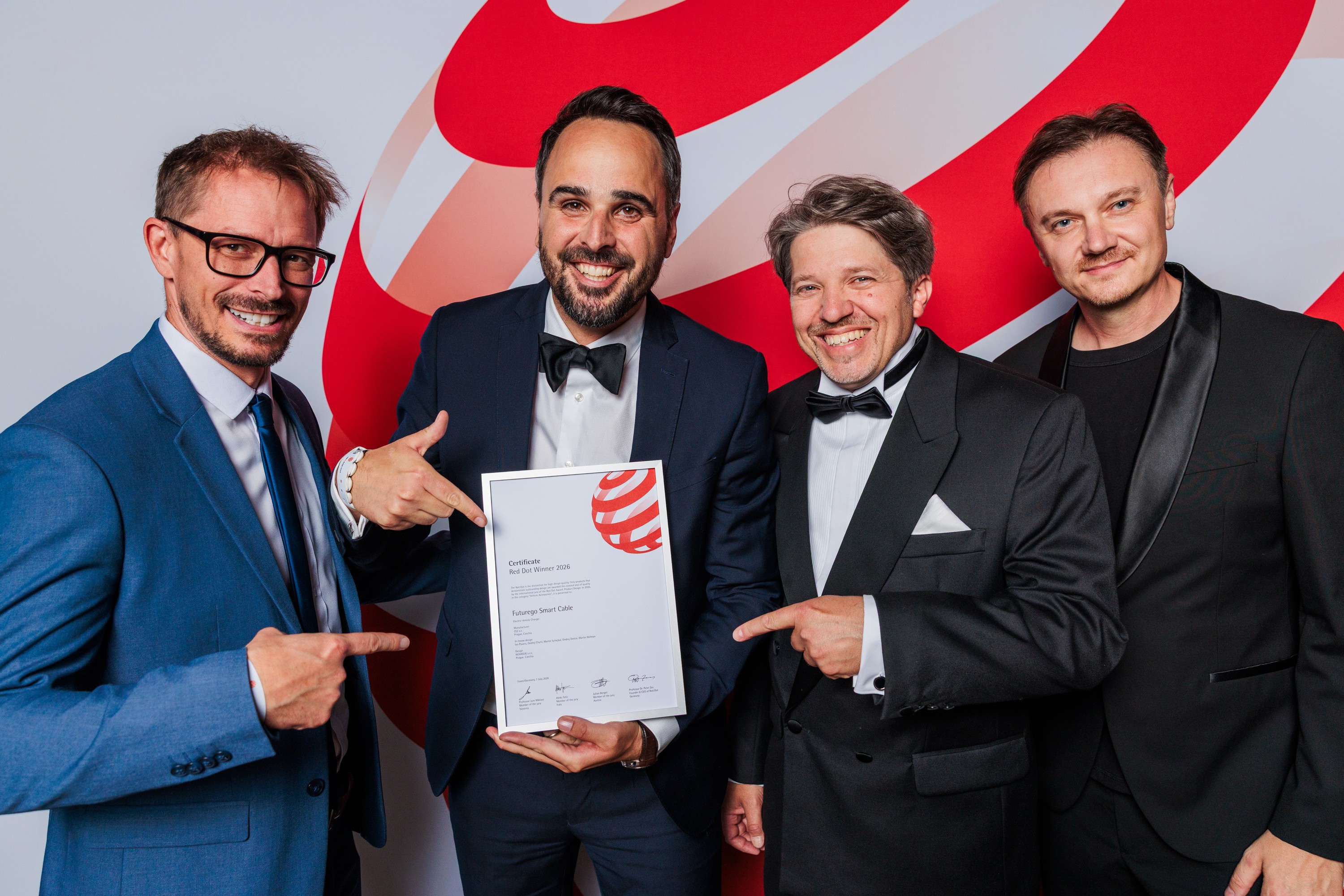 Red Dot Design Award - předávání ceny - zleva Martin Schejbal (elektromobilita ČEZ), Vladimír Zadina (ČEZ ESCO), Martin Schreier (ČEZ) a designér Petr Novague