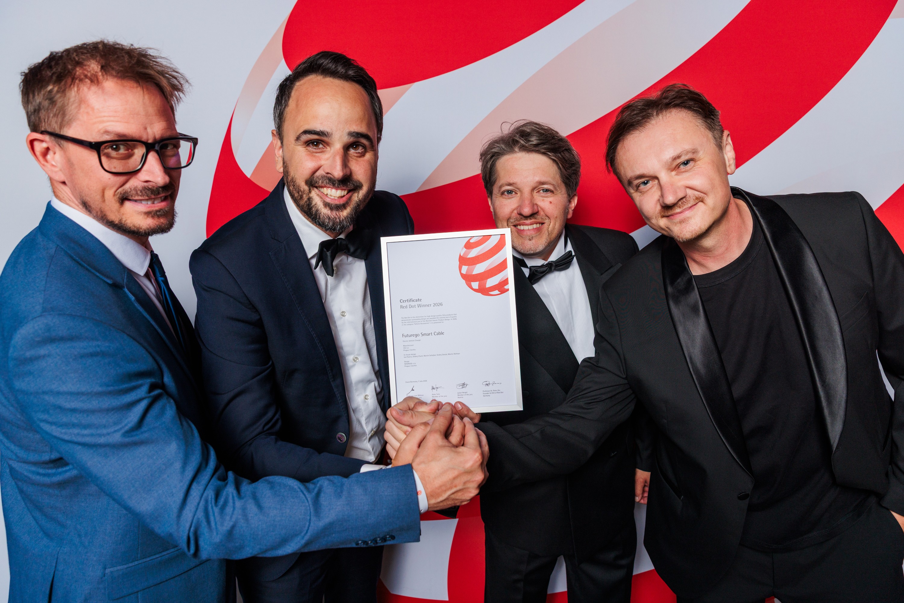 Red Dot Design Award - předávání ceny - zleva Martin Schejbal (elektromobilita ČEZ), Vladimír Zadina (ČEZ ESCO), Martin Schreier (ČEZ) a designér Petr Novague