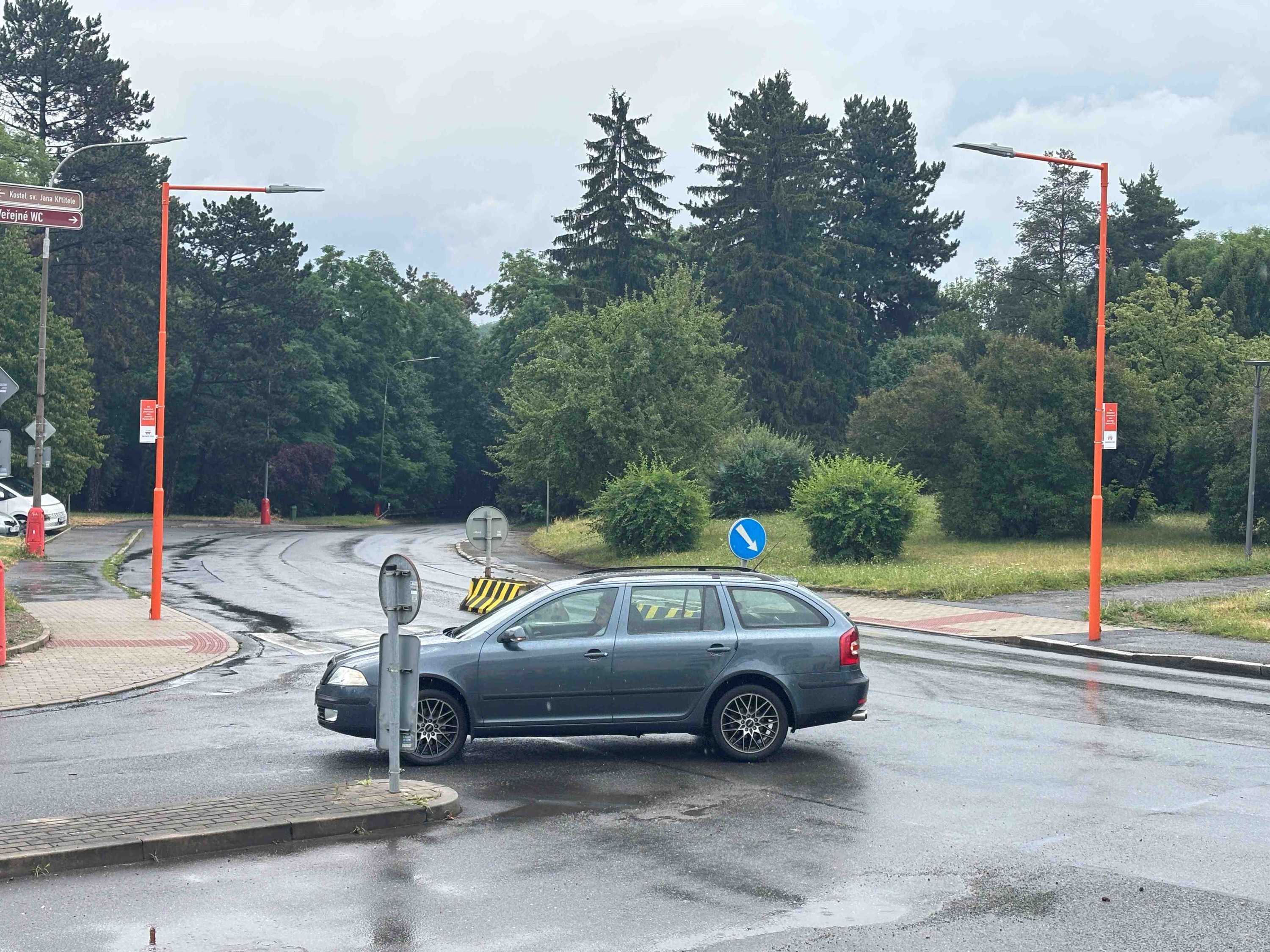 Oranžový přechod Roztoky u Prahy