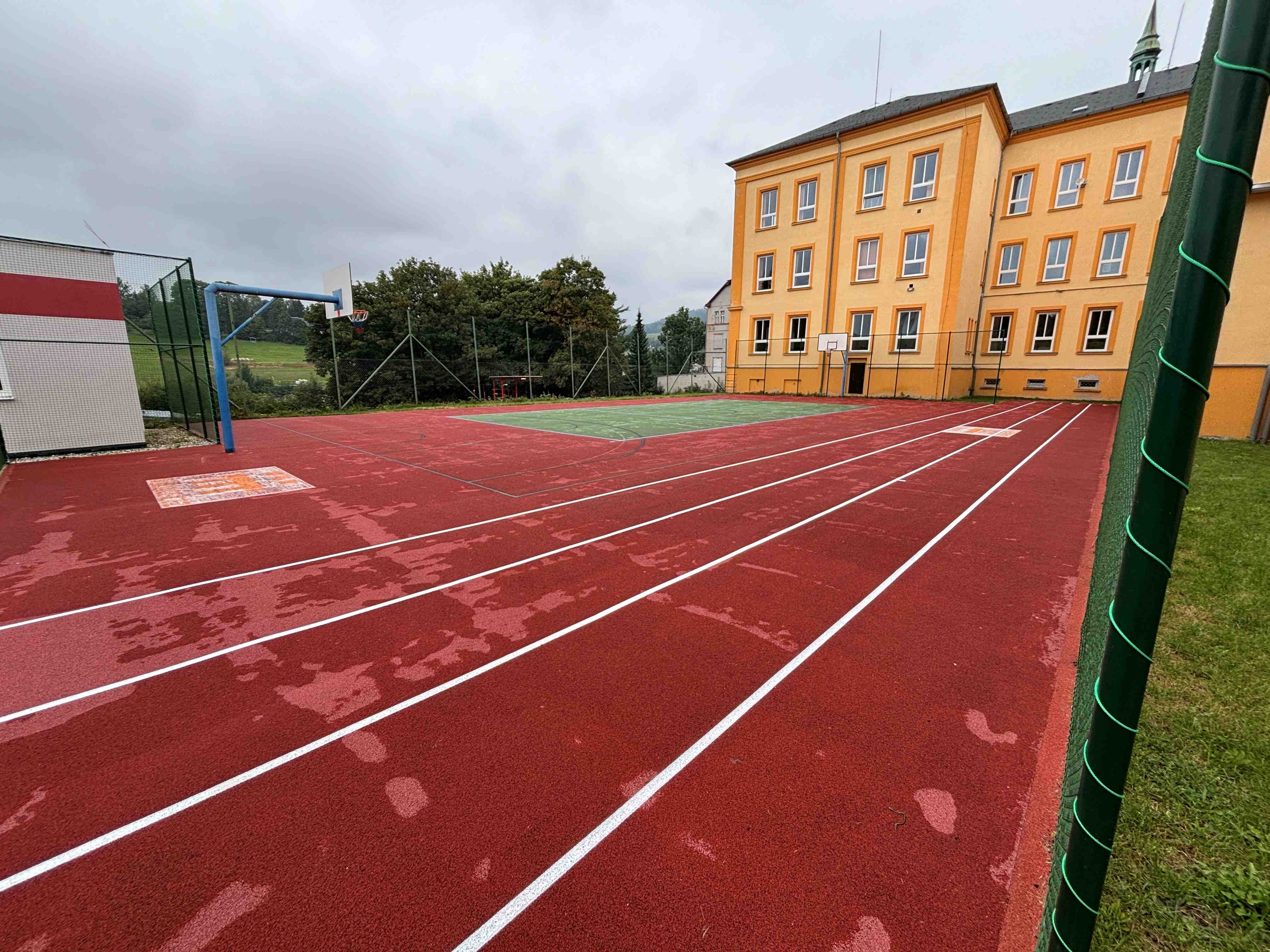 Obnova školního Oranžového hřiště u ZŠ Vejprty