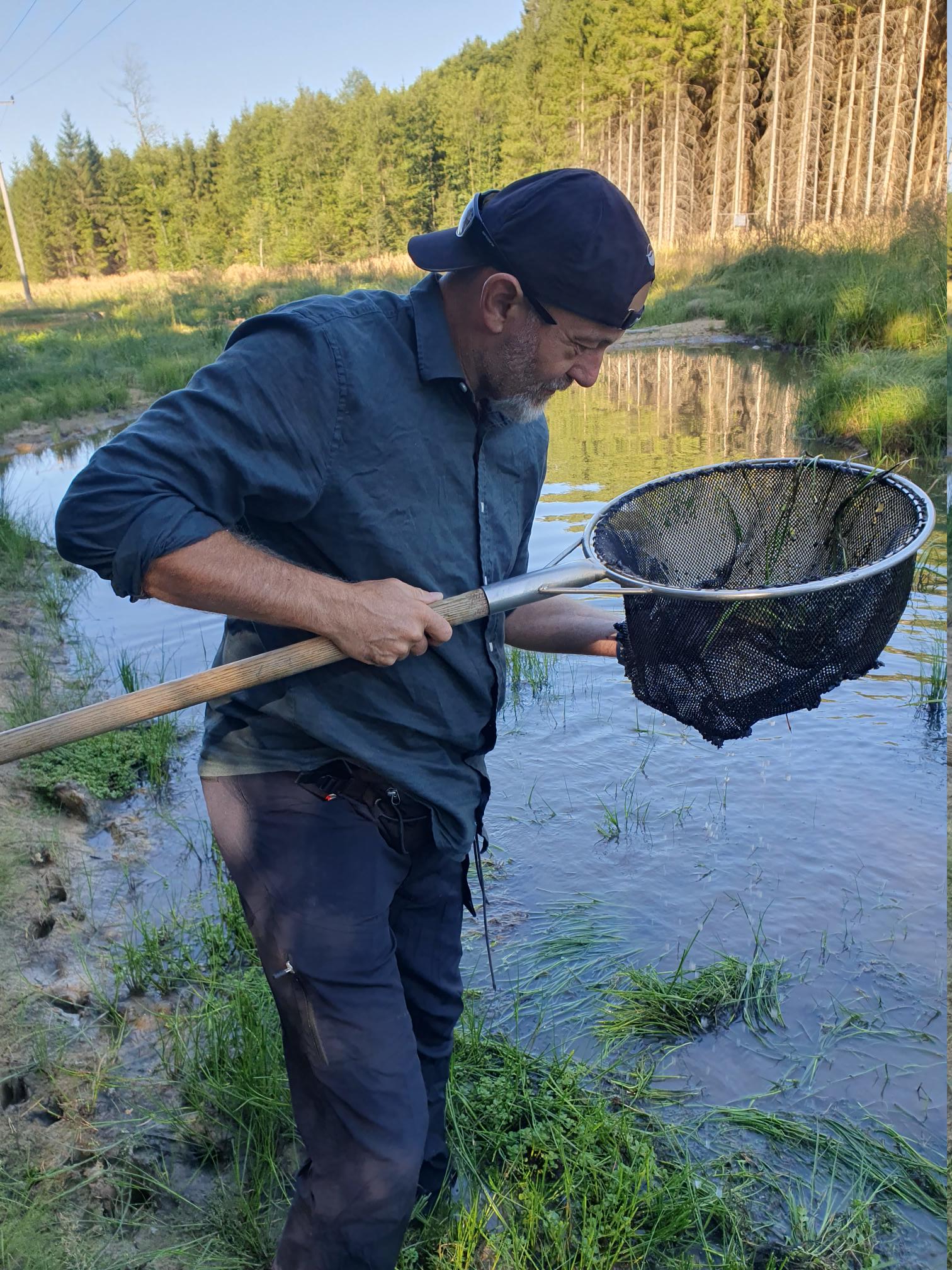 Zoolog David Fischer při monitoringu živočichů v tůních, 14.8.2026