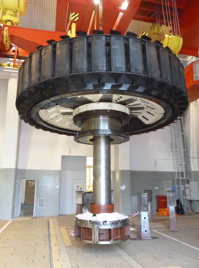 Vyzdvižený rotor generátoru při modernizaci vodní elektrárny Kamýk