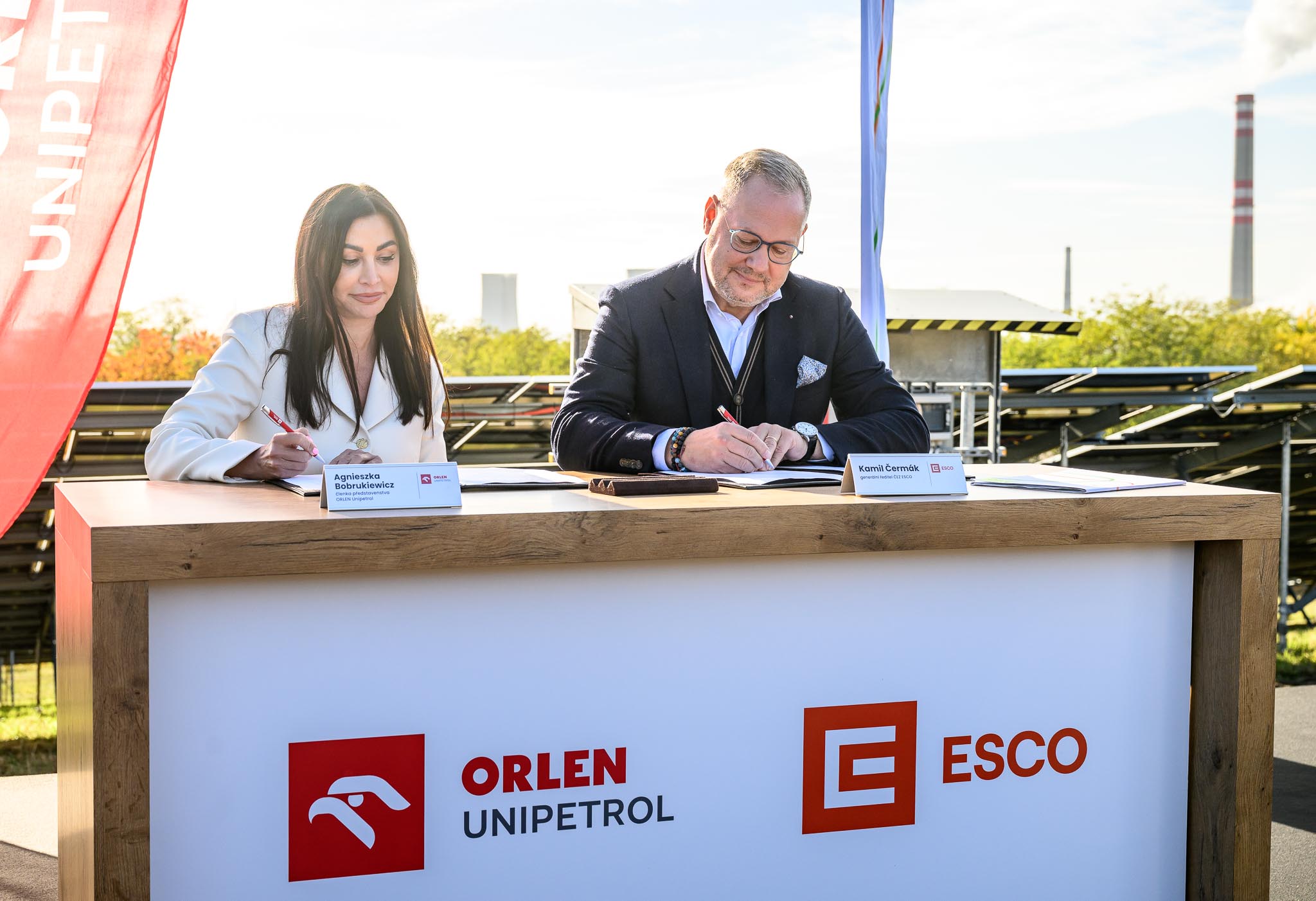 Podpis Memoranda o spolupráci - zleva Agnieszka Bobrukiewicz (ORLEN Unipetrol) a Kamil Čermák (ČEZ ESCO)
