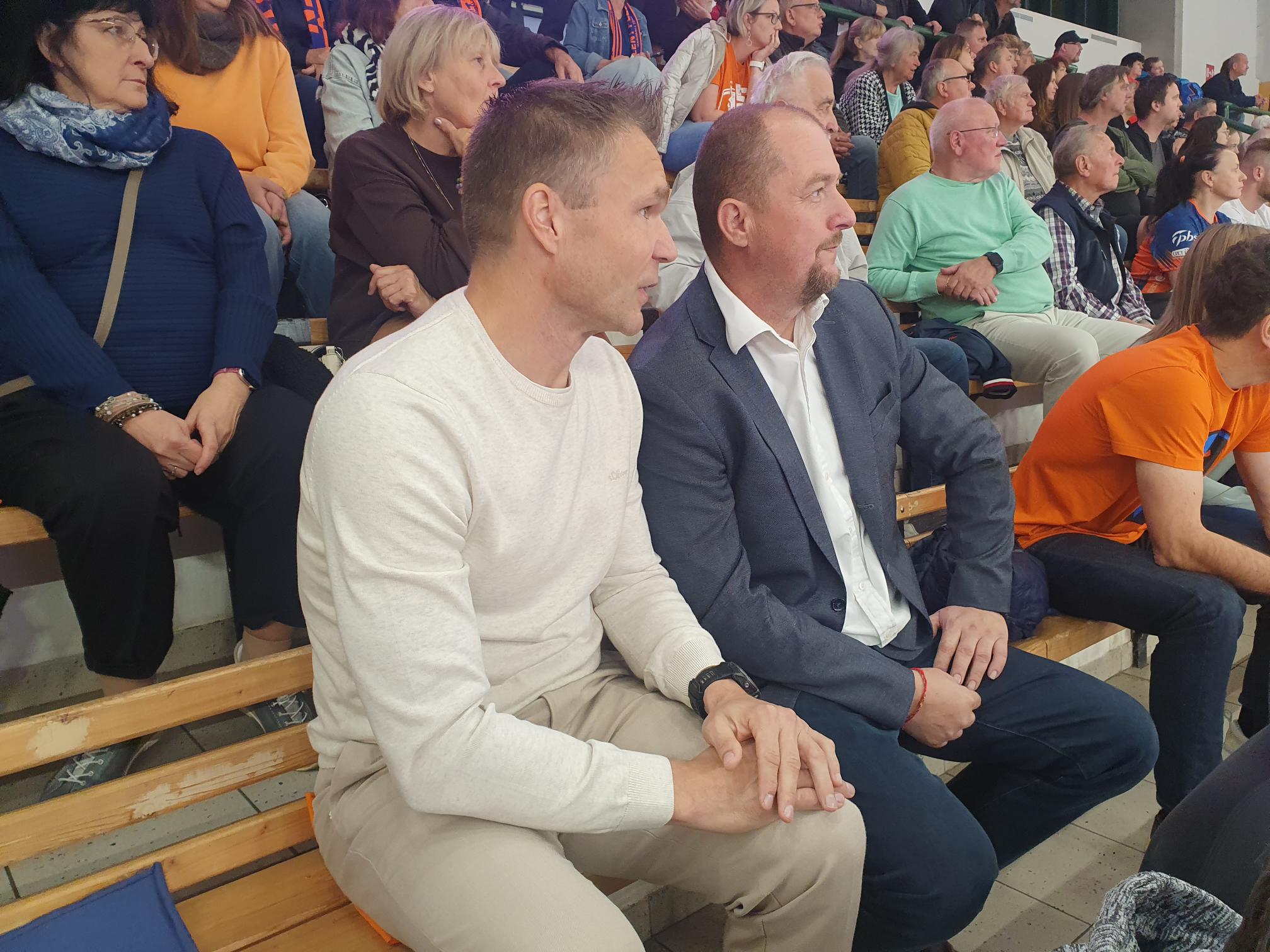 Karel Bednář (vpravo) s Karlem Nocarem při sledování zápasu se Zubřím