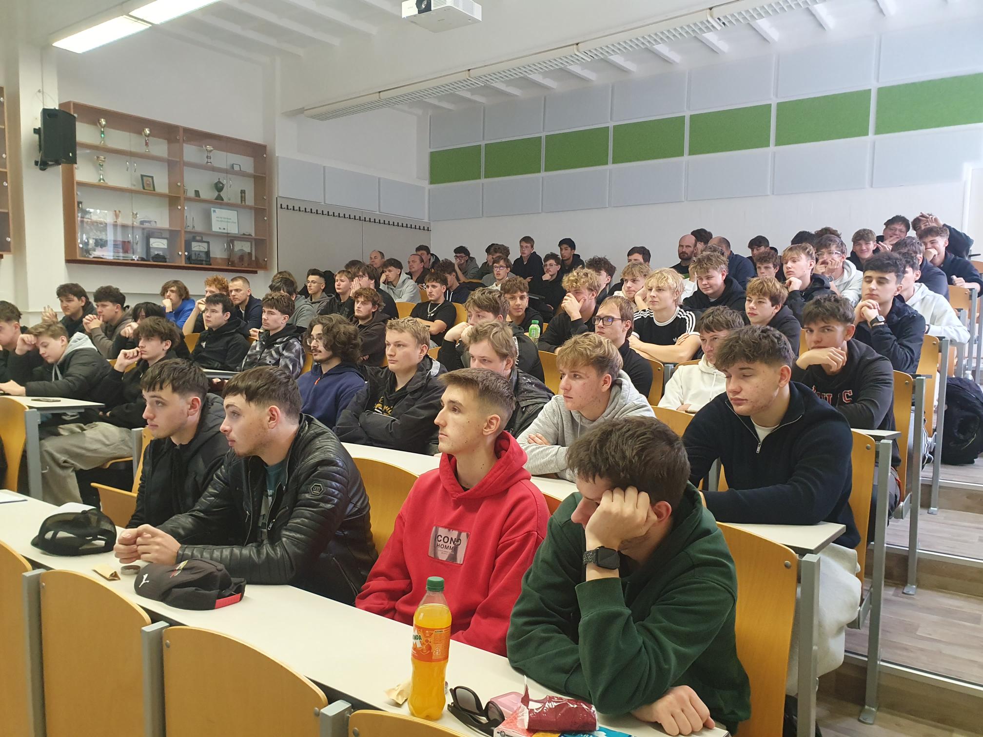 Plná učebna SOUE při zahájení programů Prokopa Diviše a Digiše