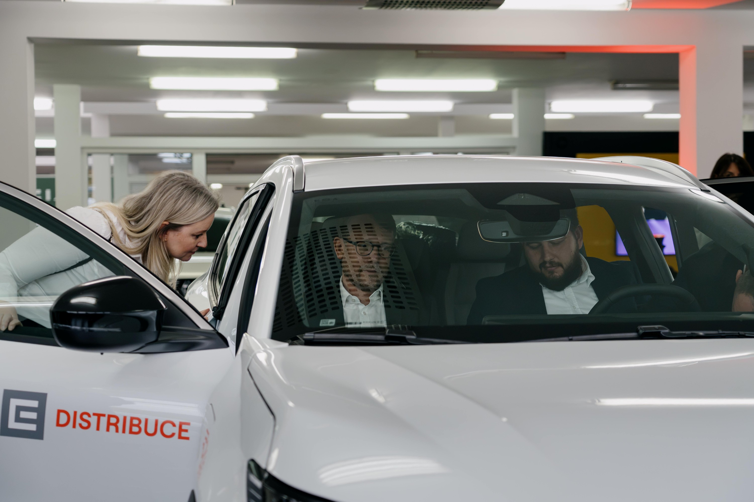 Předání elektromobilů zástupcům ČEZ v Klatovech