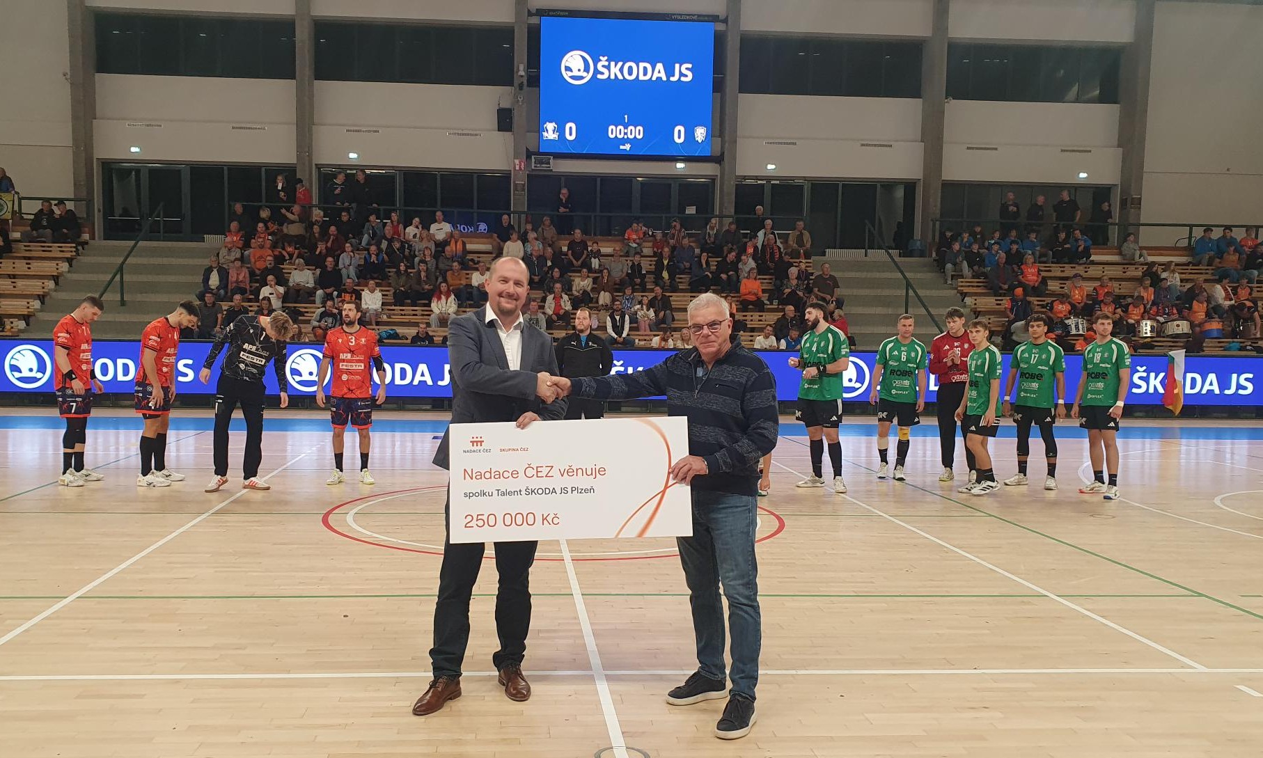 Předání šeku Nadace ČEZ, Karel Bednář (vlevo), generální ředitel ŠKODA JS a ředitel klubu Talent Plzeň Pavel Drobil