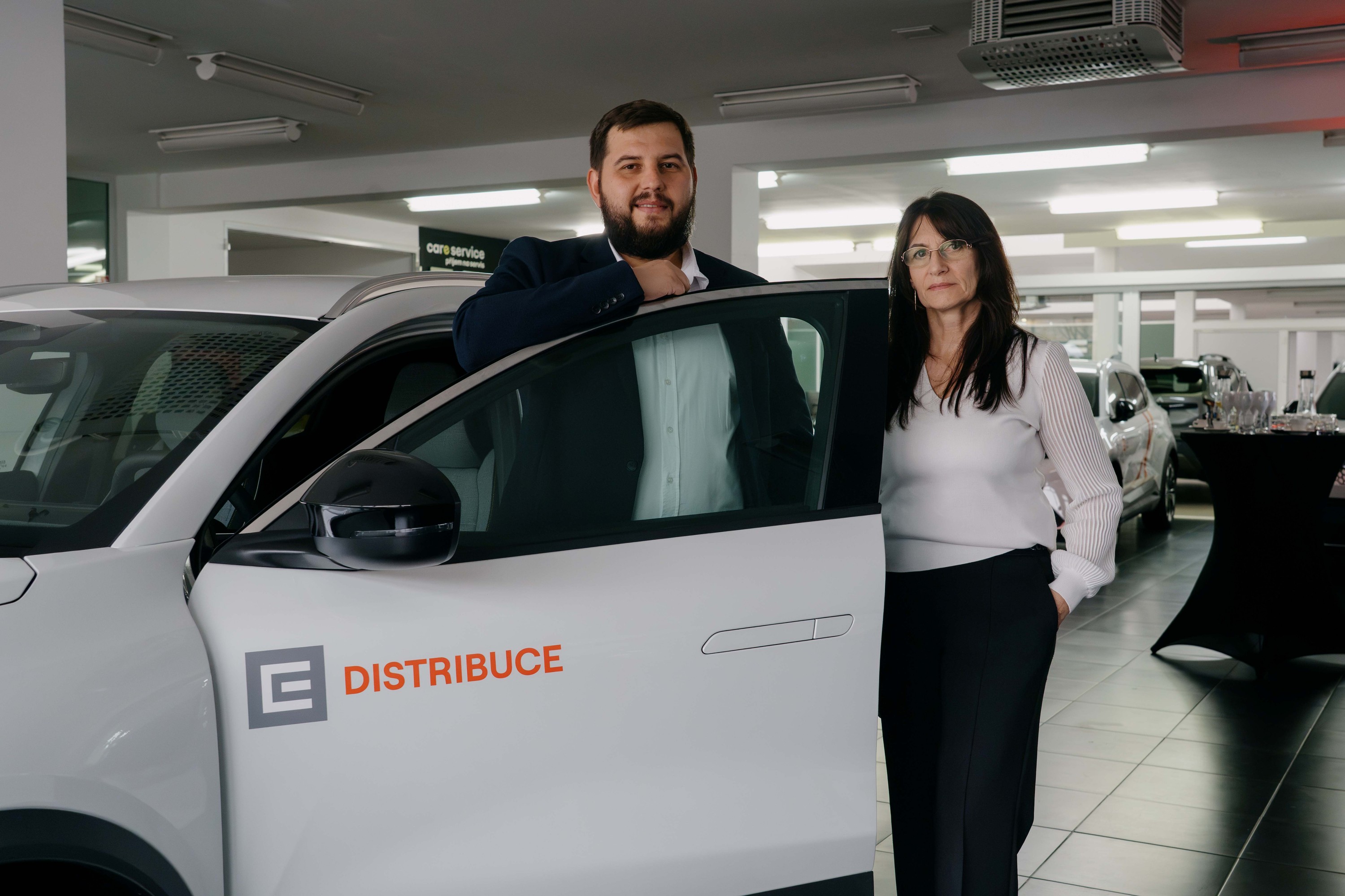 Vedoucí oddělení Dopravní služby ČEZ Distribuce Luboš Havlena (vlevo) při převzetí elektromobilů v Klatovech