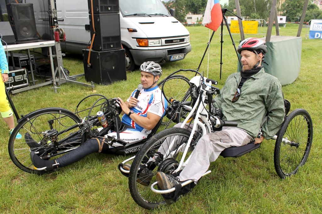 dva-hlavni-protagoniste-jizde-handbikeri-herman-volf-z-prahy-s-mikrofonem-a-ales-cernohous-z-decina.jpg